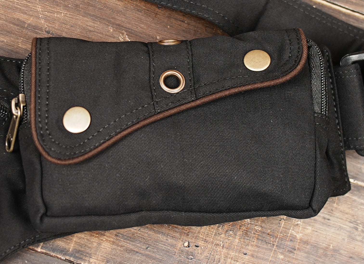 Travel belt bag with multiple organizer pockets
