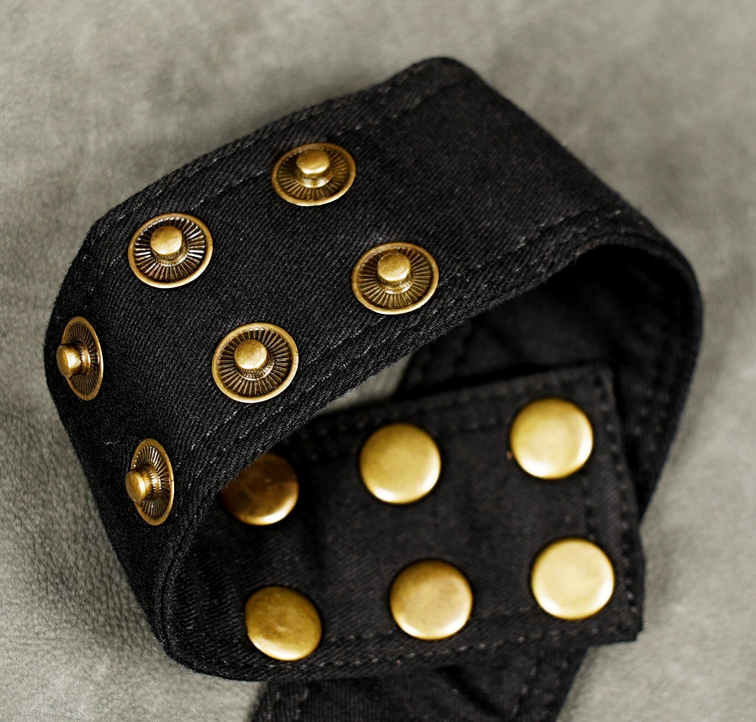 Leaf design utility belt with two flap pockets, brass snap buttons and zipper