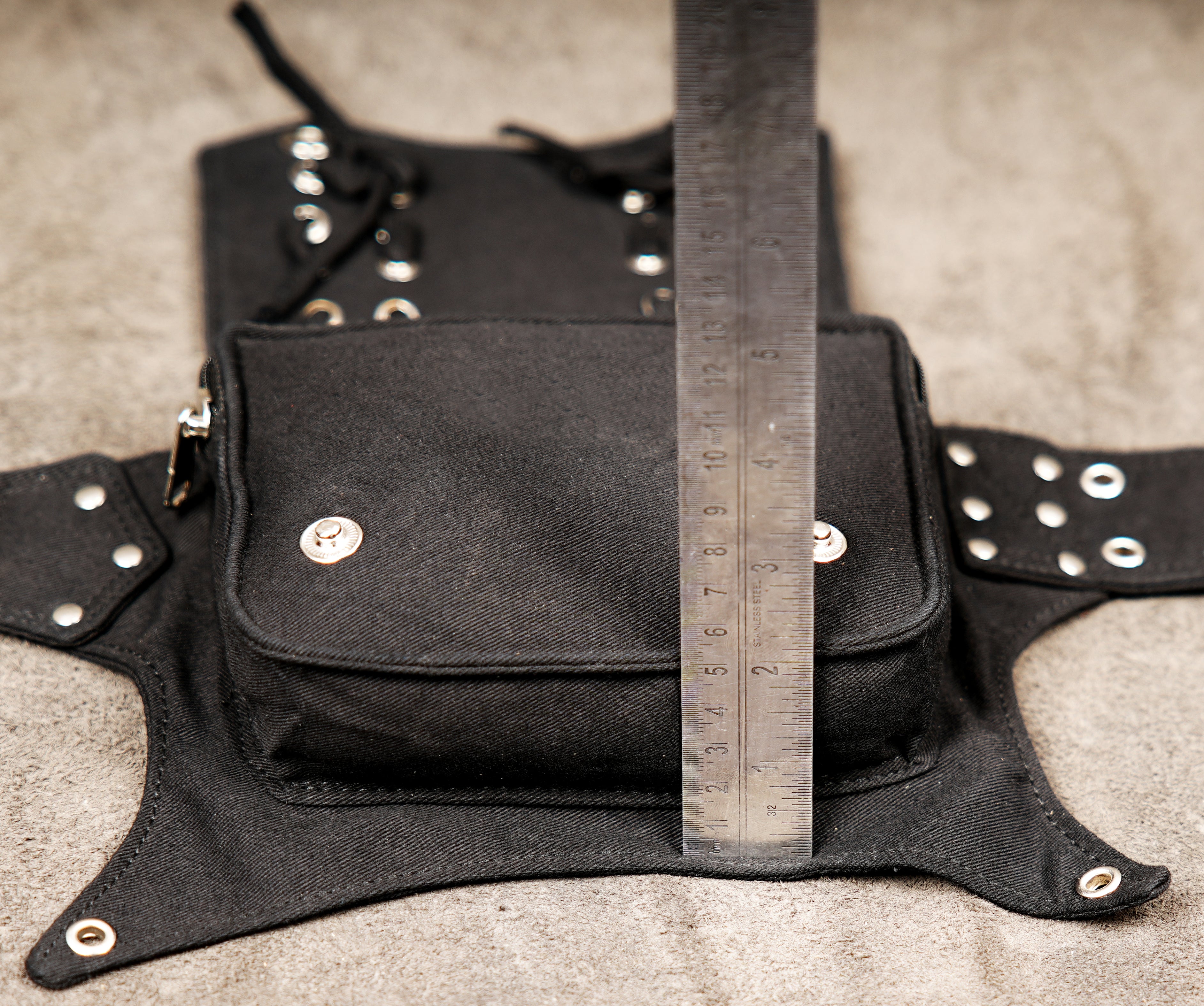 Bike messenger style utility belt with multiple pouches and adjustable strap.
