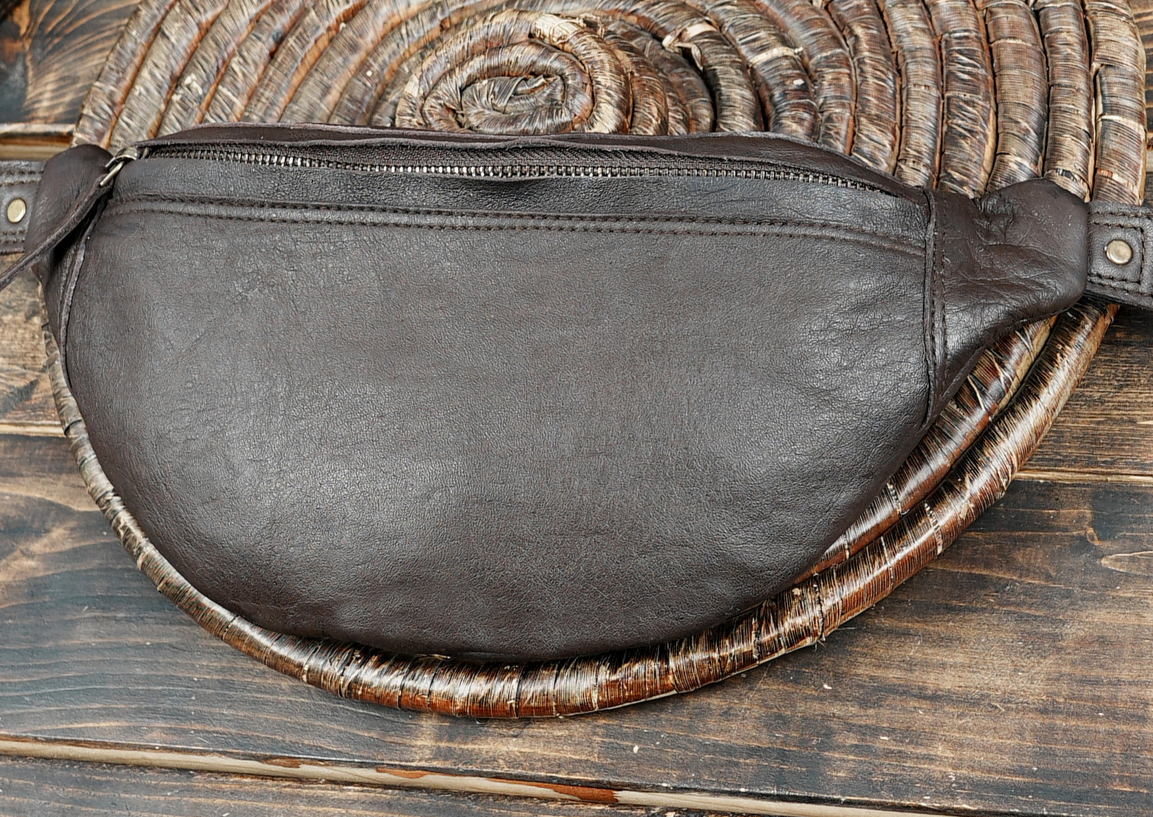 Classic leather waist bag with zipper pocket and metal hardware