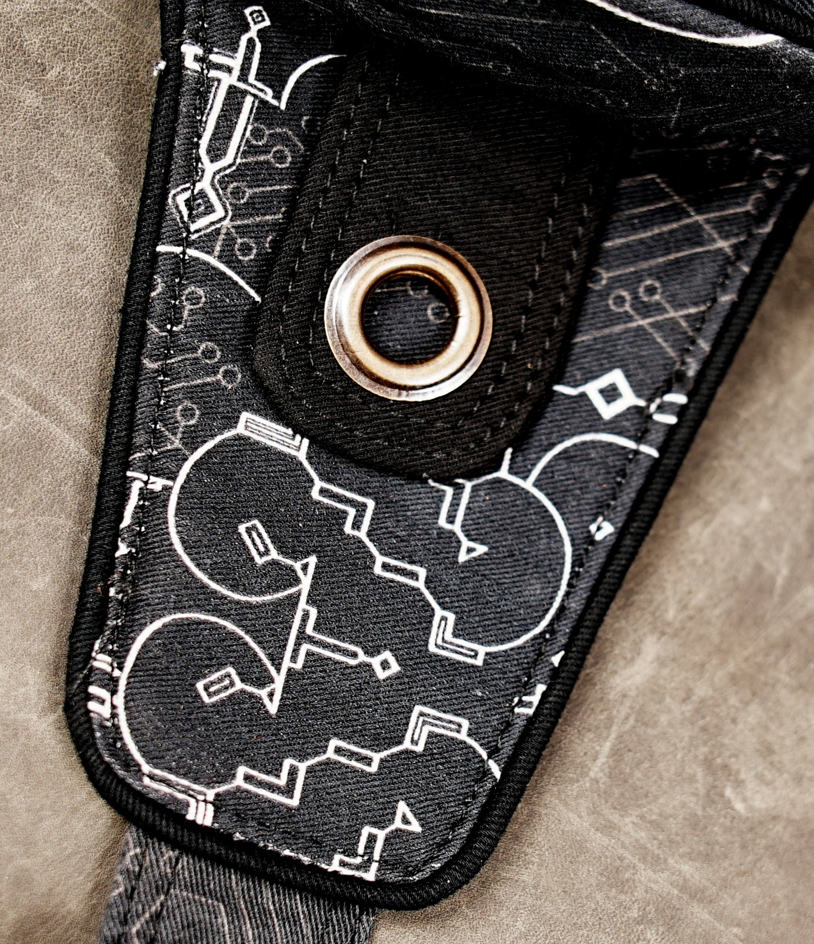 Adjustable shoulder strap bag with plastic buckle and brass eyelet