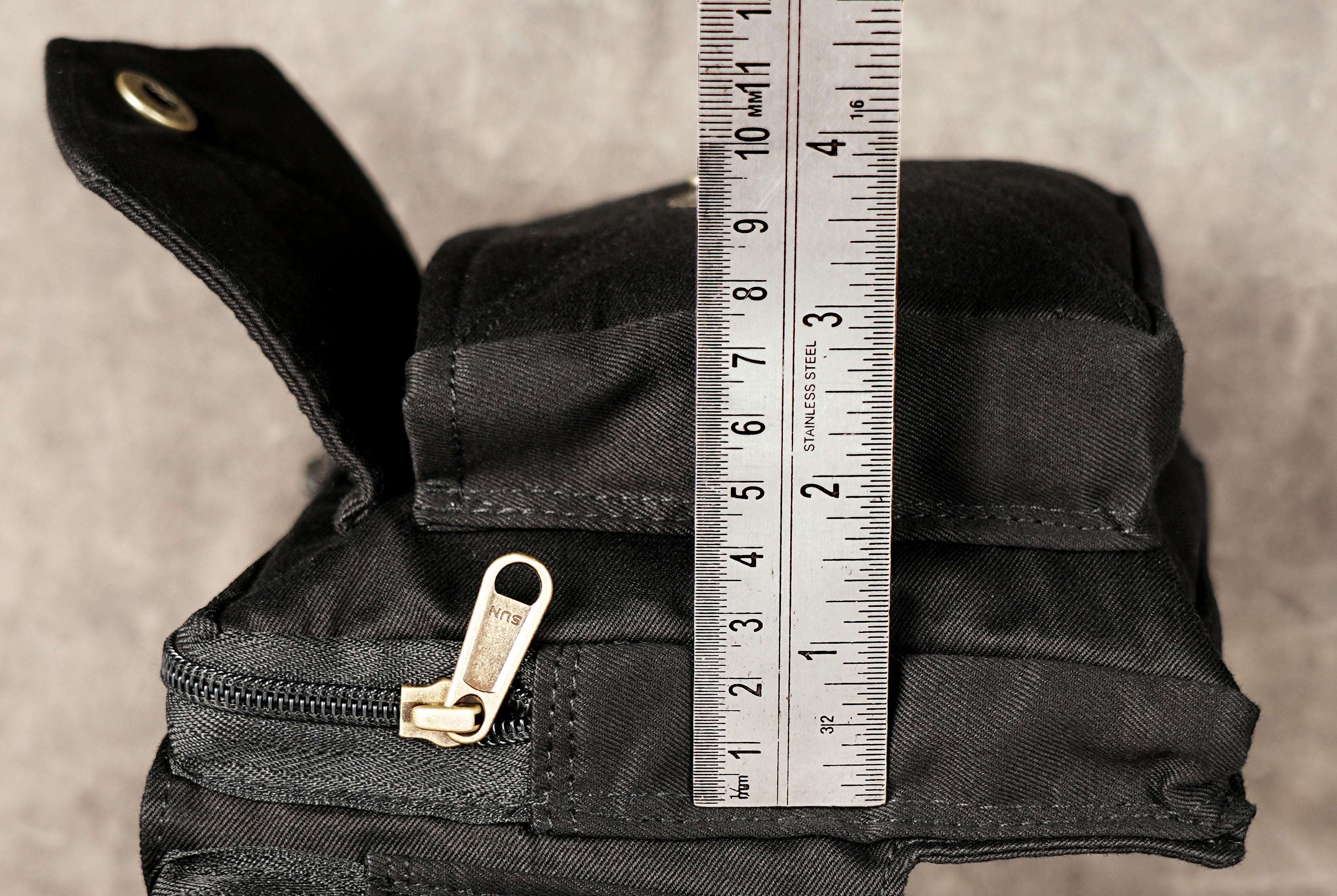 Hands-free black cotton travel belt with 4 pockets