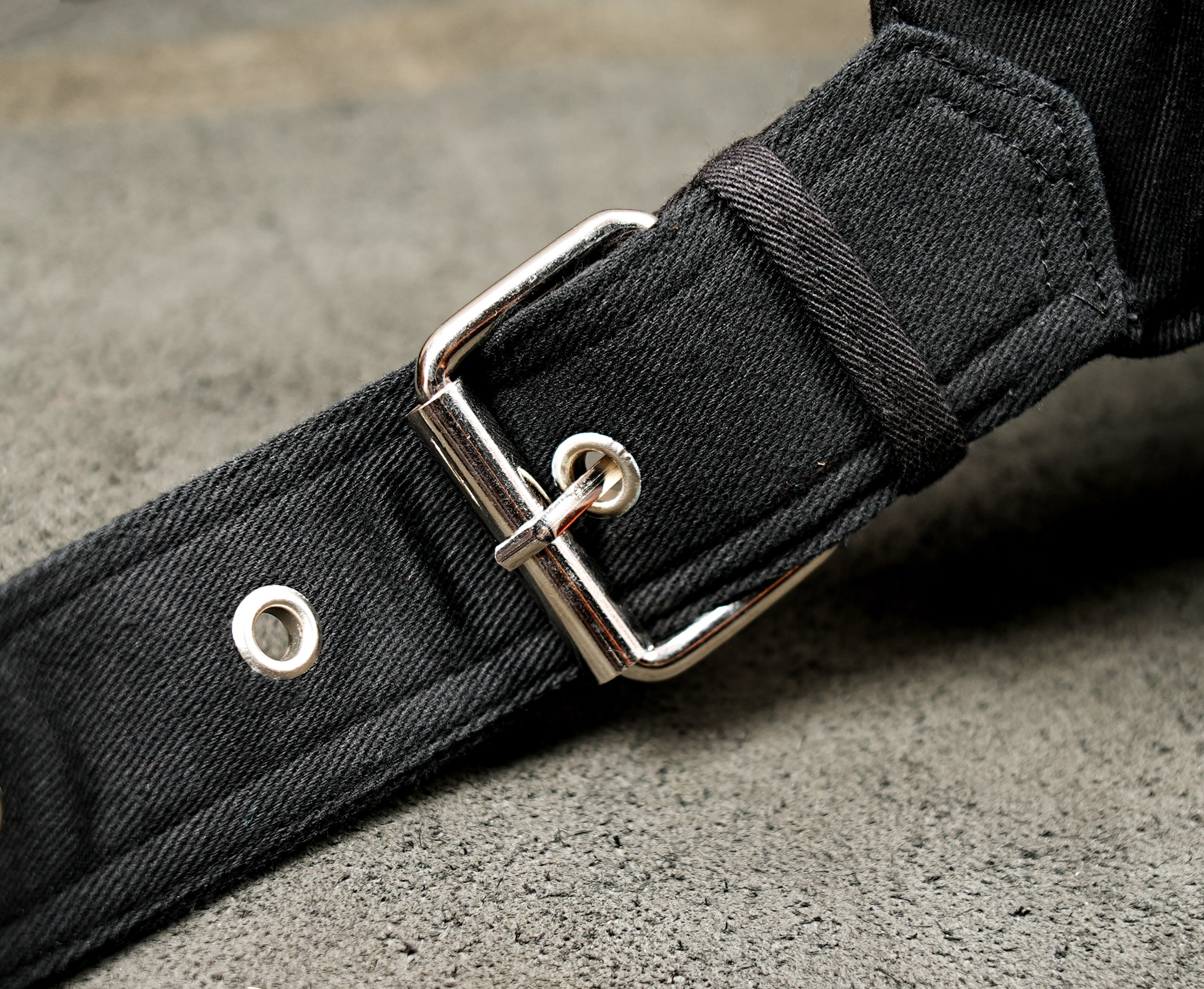 Functional streetwear bum bag in black, perfect for hands-free travel and concerts.