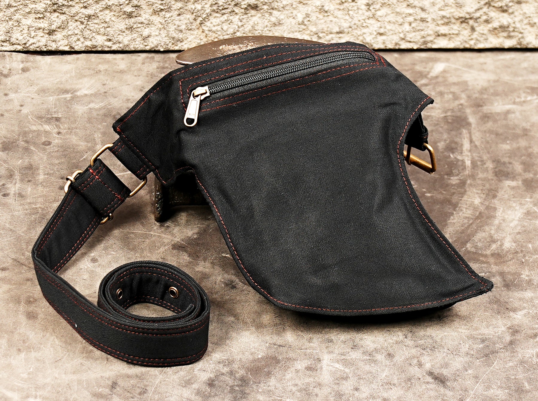 Adjustable cotton waist belt bag with practical compartments.