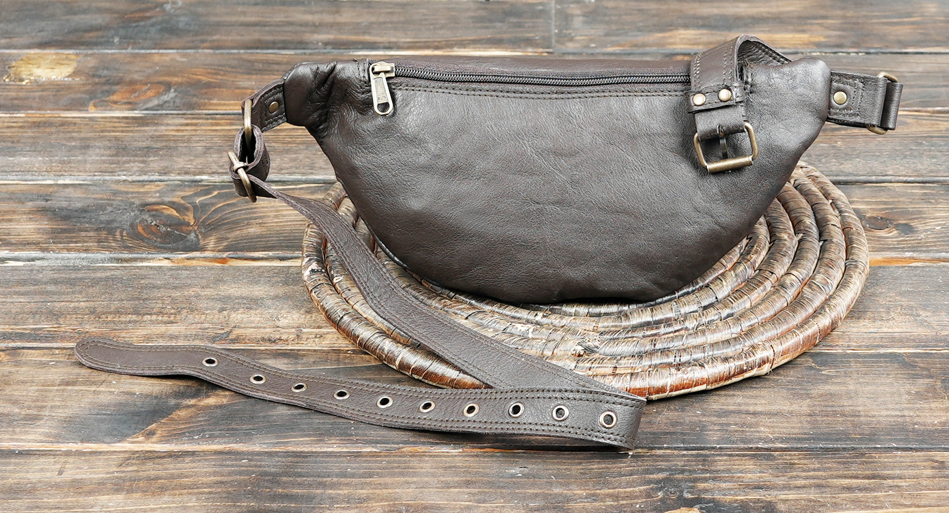 Minimalist leather waist pack for casual and outdoor activities