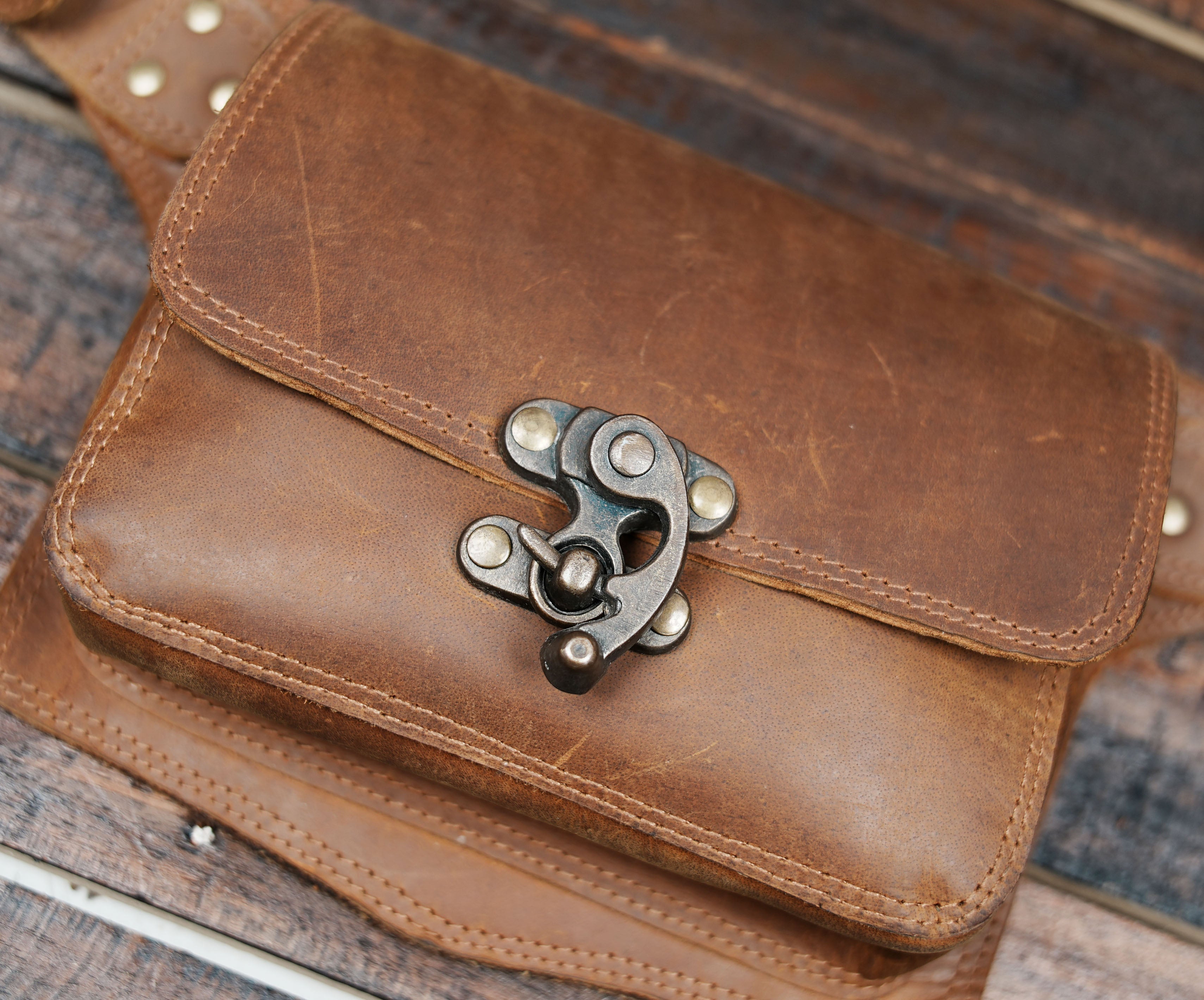 Brown Leather Fanny Pack – Adjustable Waist Bag with Pocket