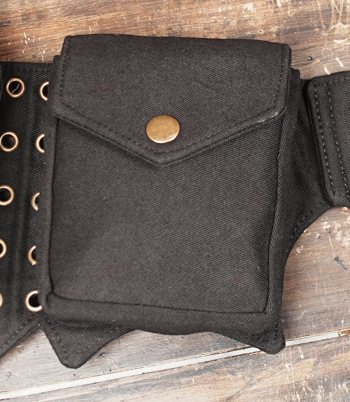 Unisex waist bag with adjustable belt and snap closures