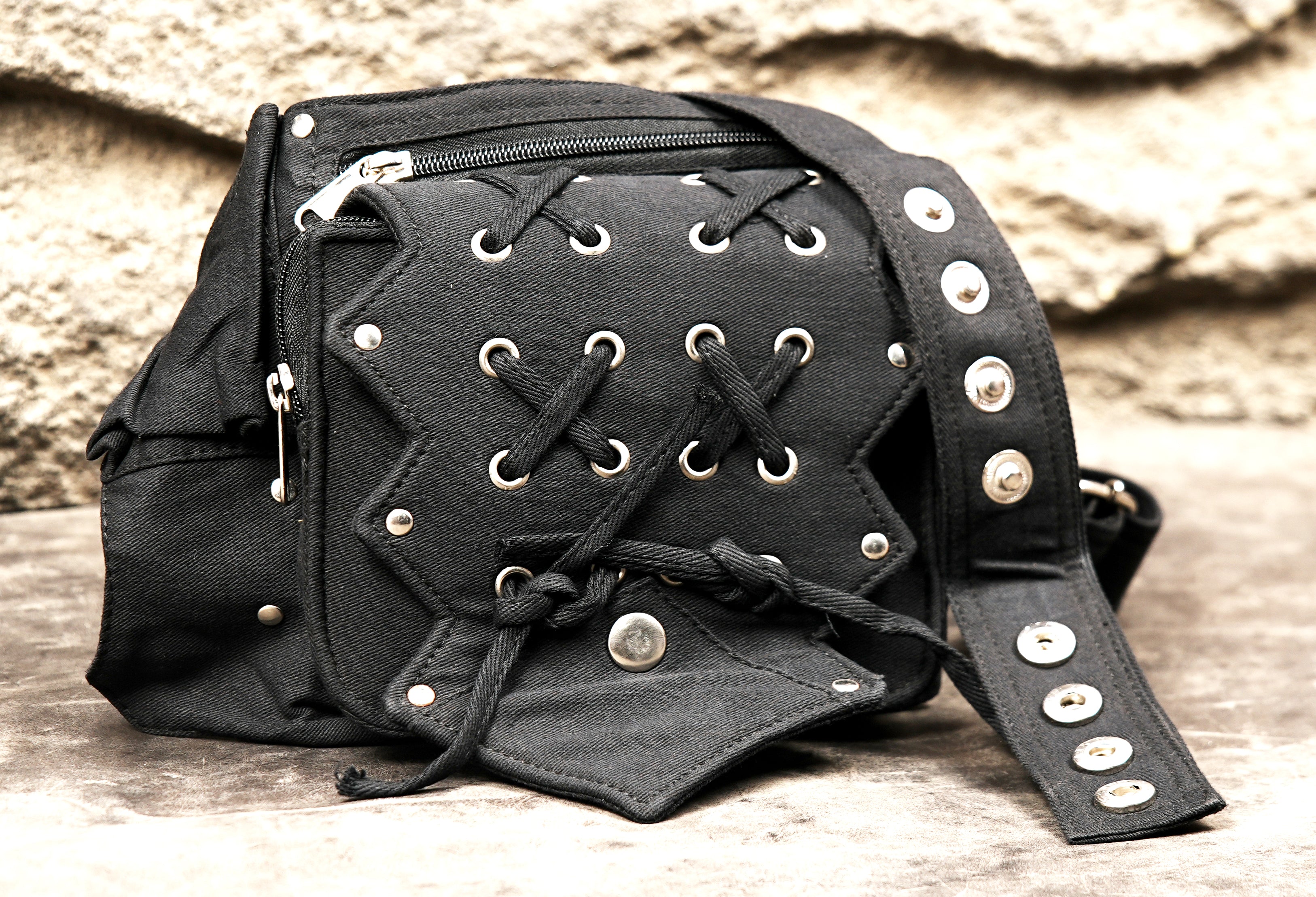 Men's cotton utility hip belt, a functional multi-pocket travel companion.