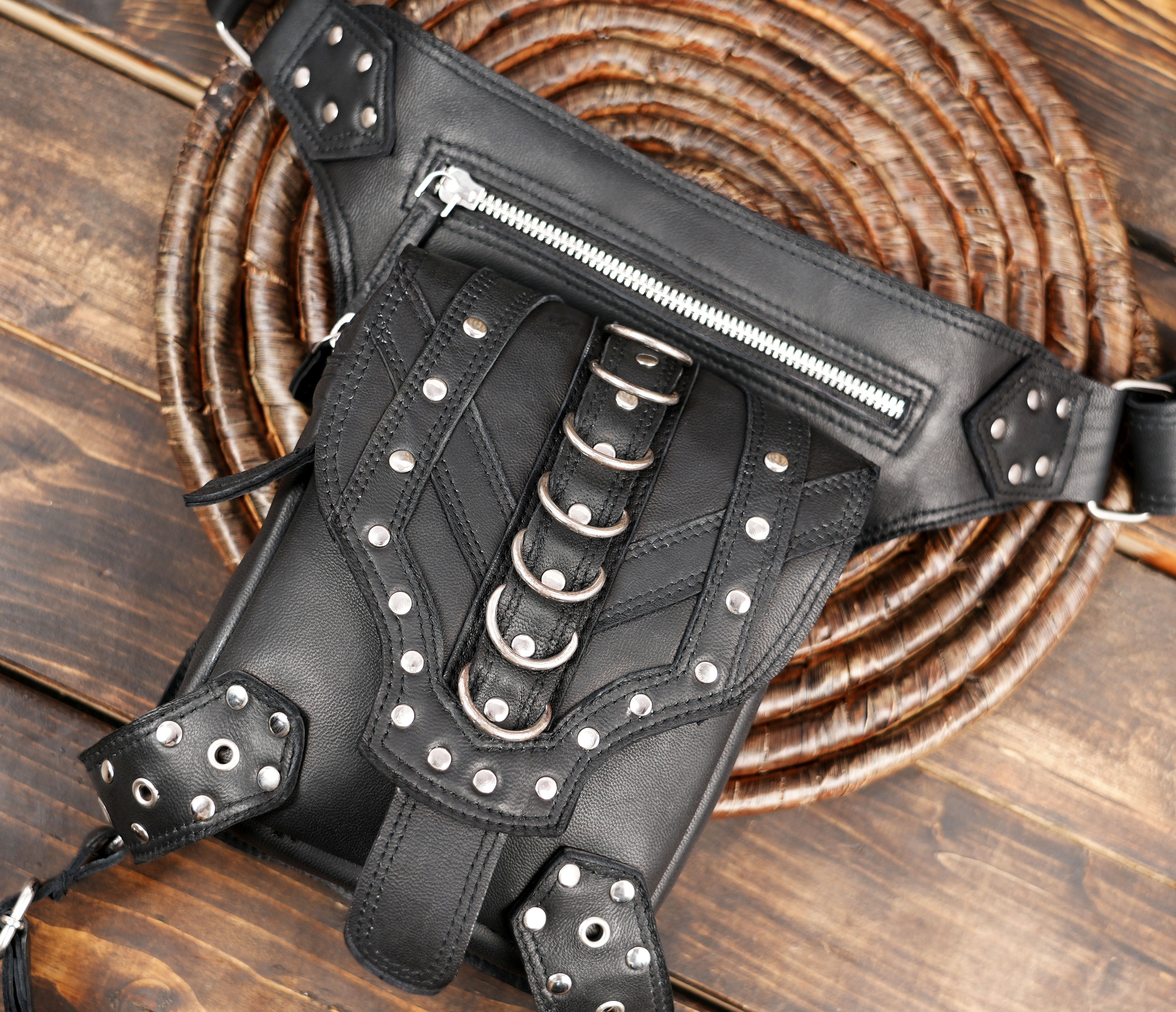 Men’s tactical utility leather pouch for western streetwear