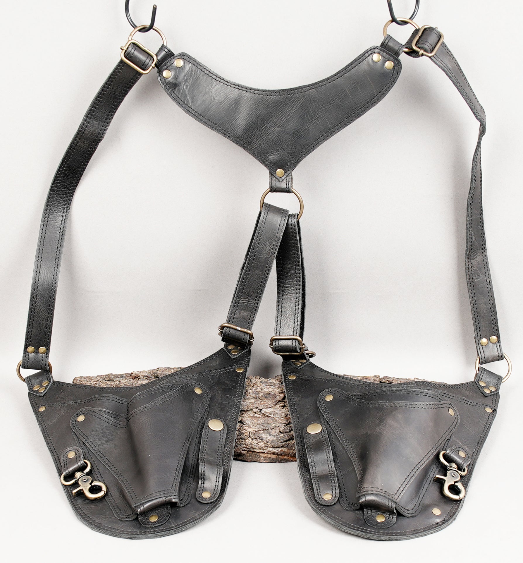 Unisex leather shoulder holster with detachable straps