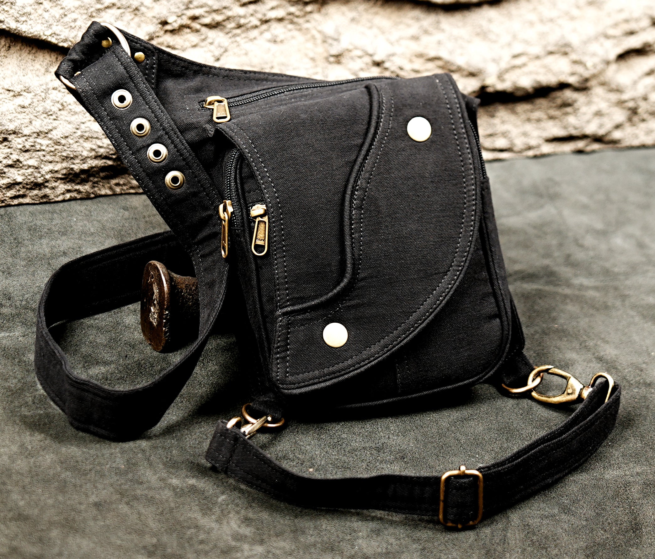 Hands-free black hip and thigh bag with adjustable waist strap and buckle