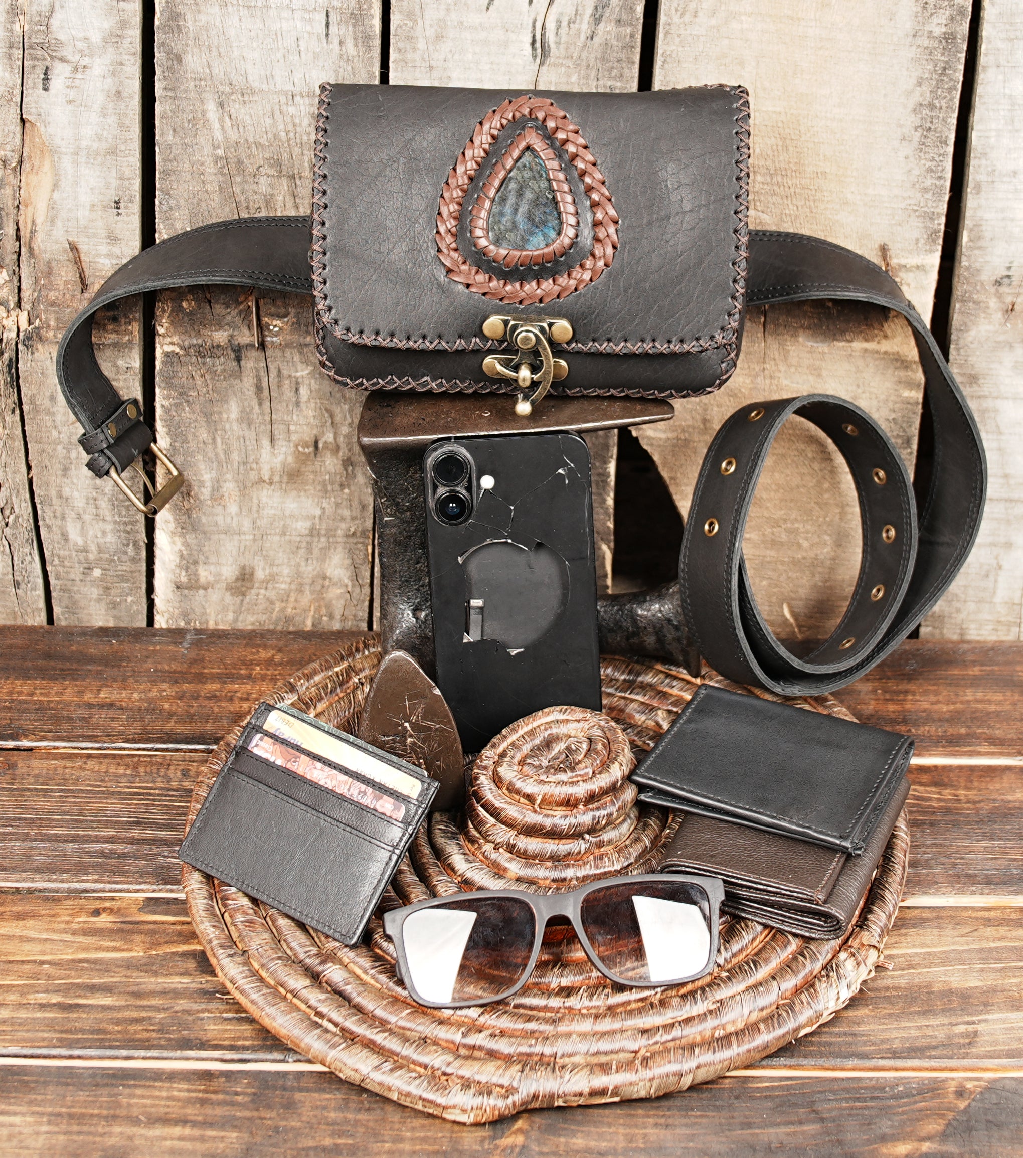Fashionable unisex waist bag inspired by western craftsmanship
