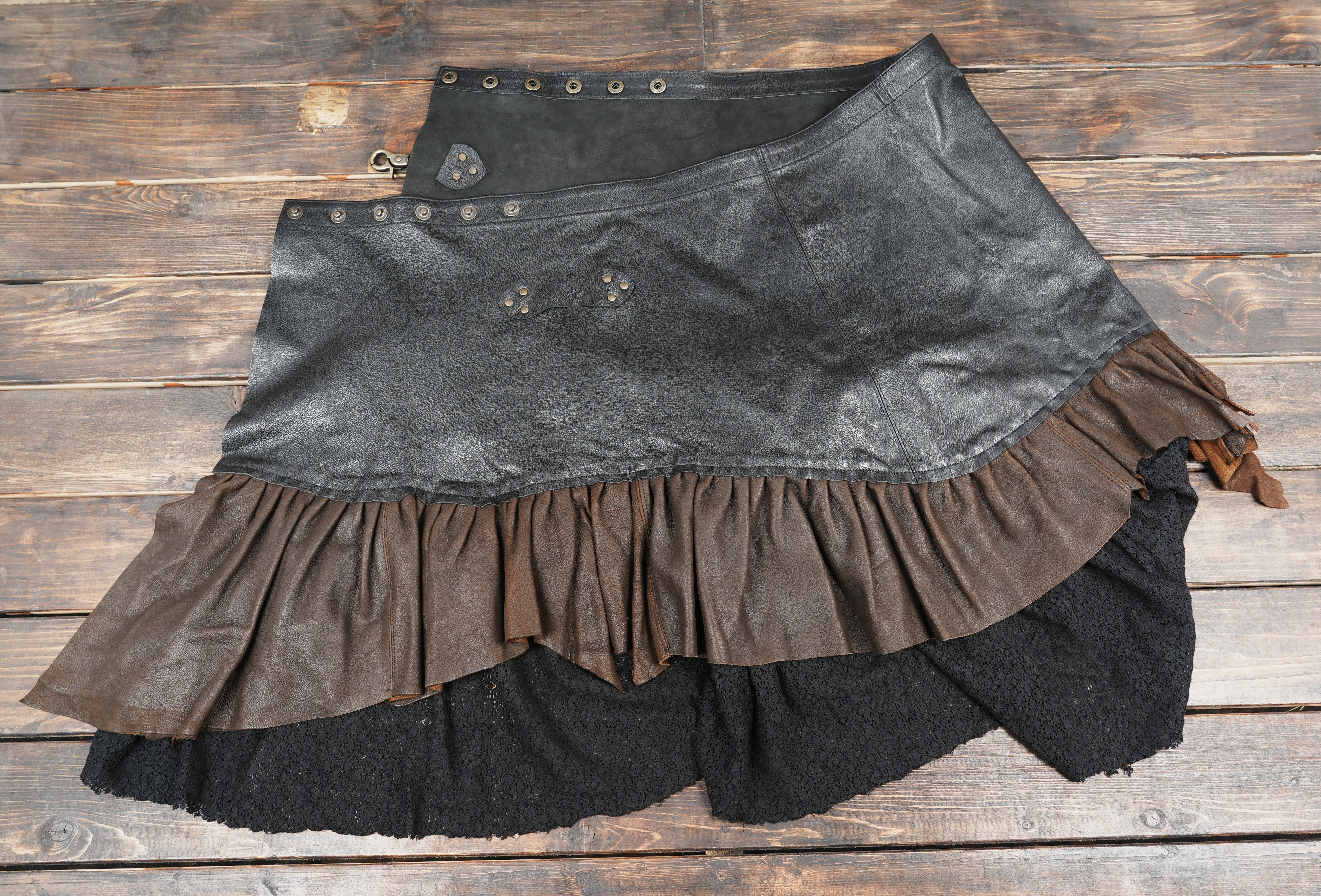 Black leather waist belt with brown ruffle panels