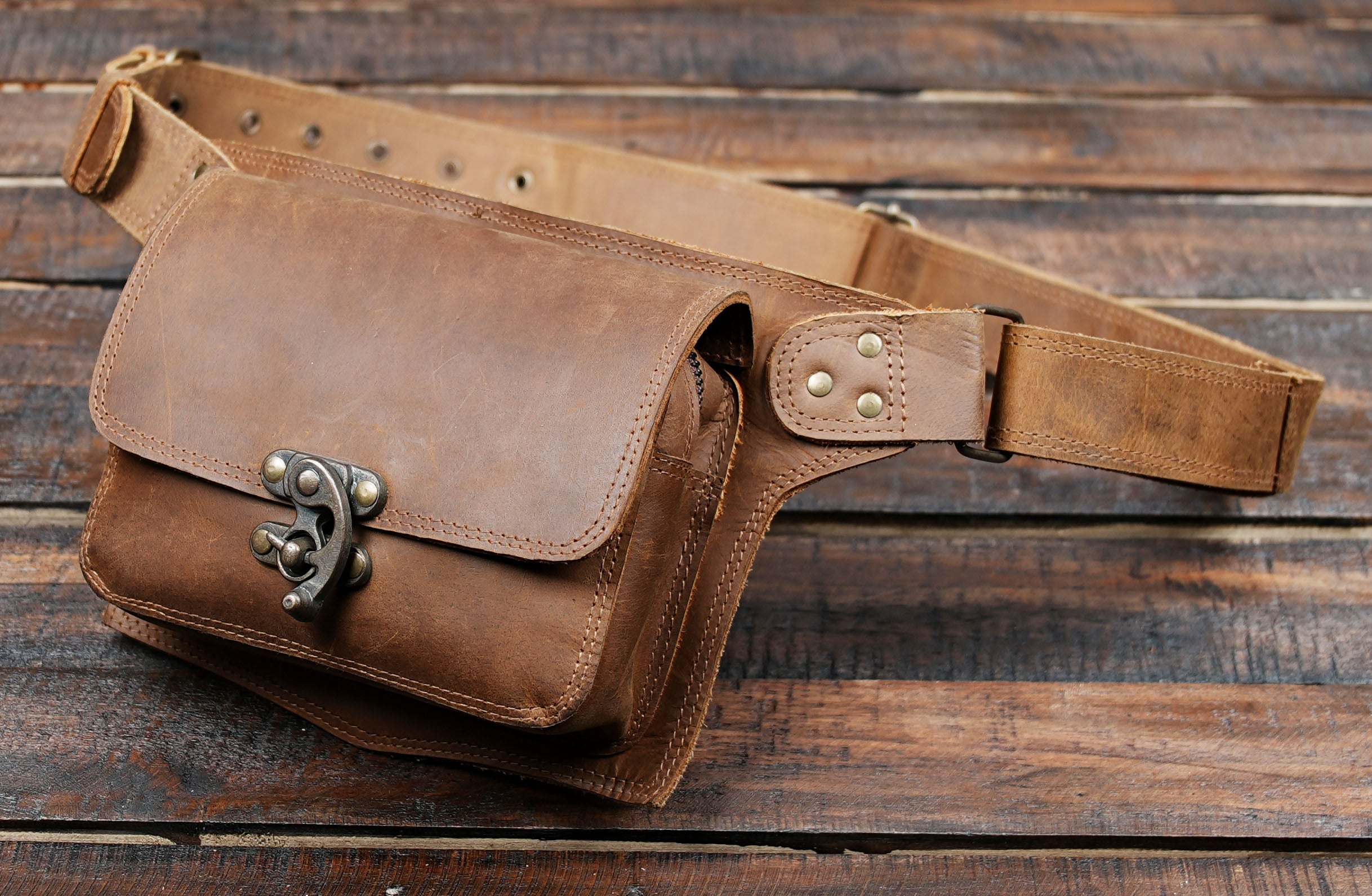 Made from high-quality genuine leather, it features a vintage-style clasp closure that keeps your essentials safe while adding a rustic, timeless look.