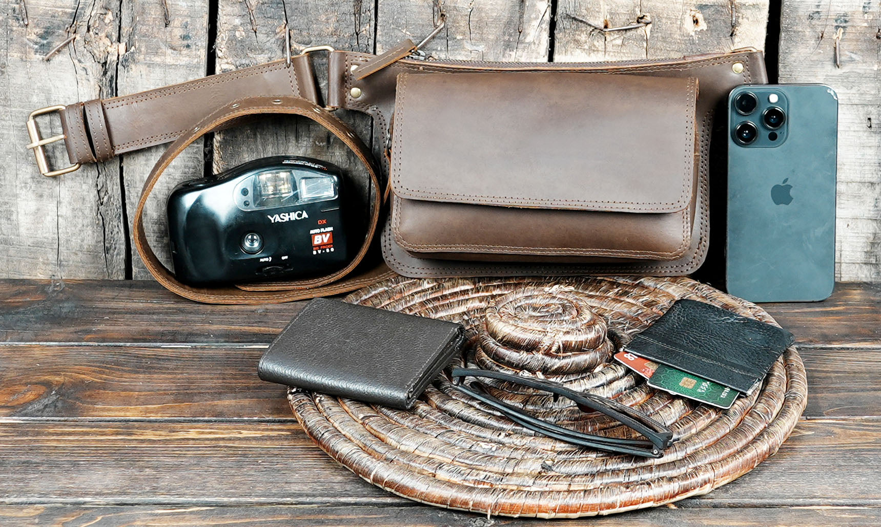 Stylish leather crossbody pouch for casual wear