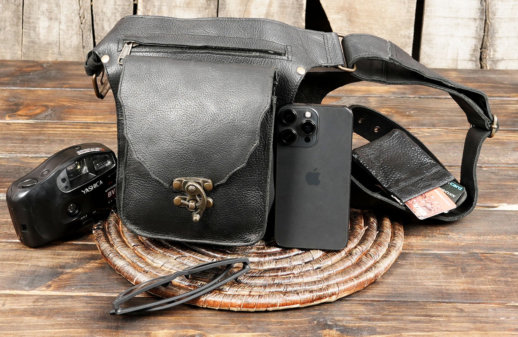 Minimalist black leather belt pouch for everyday use.
