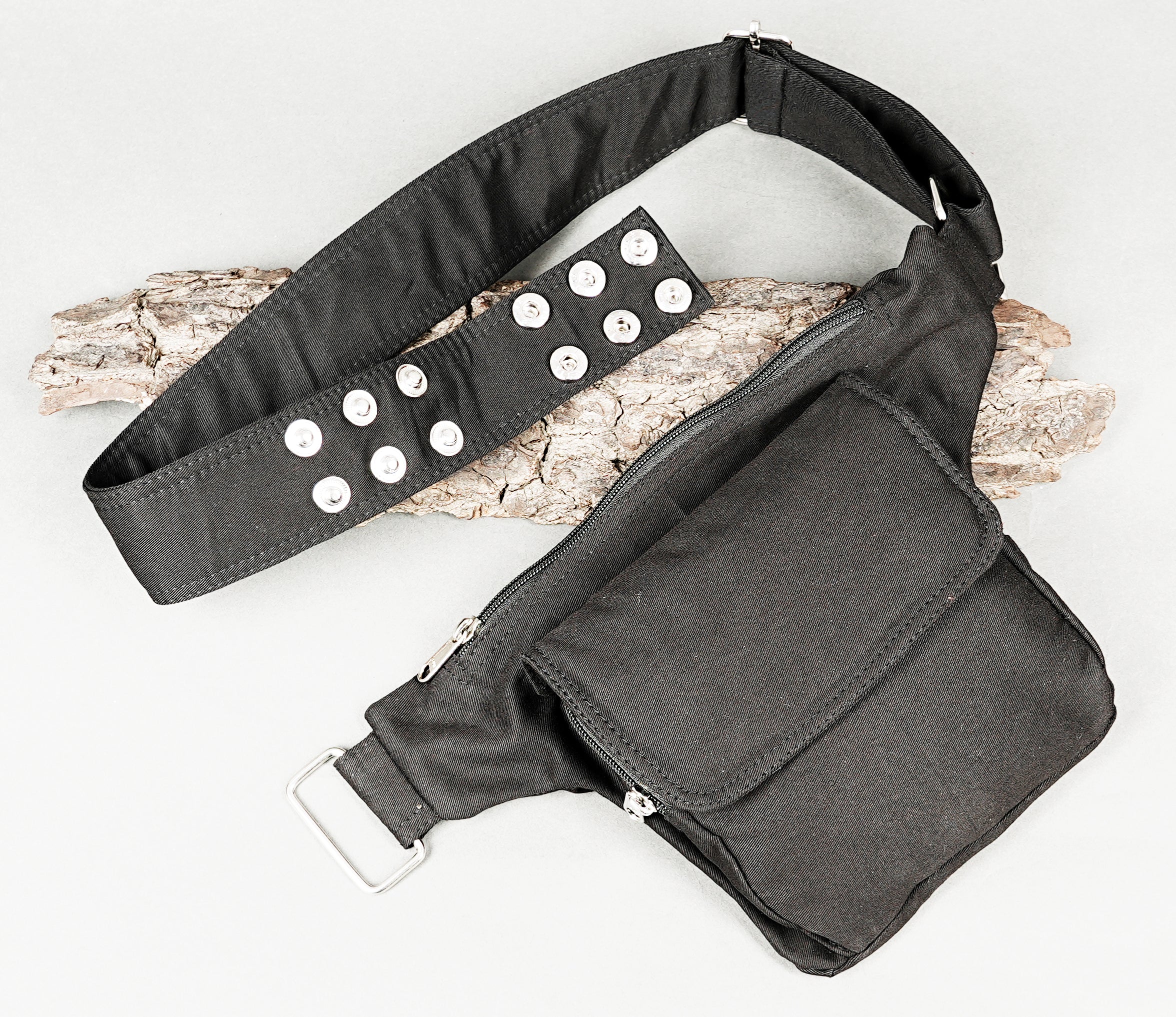 Versatile hands-free organizer belt with one main cargo pocket in black.