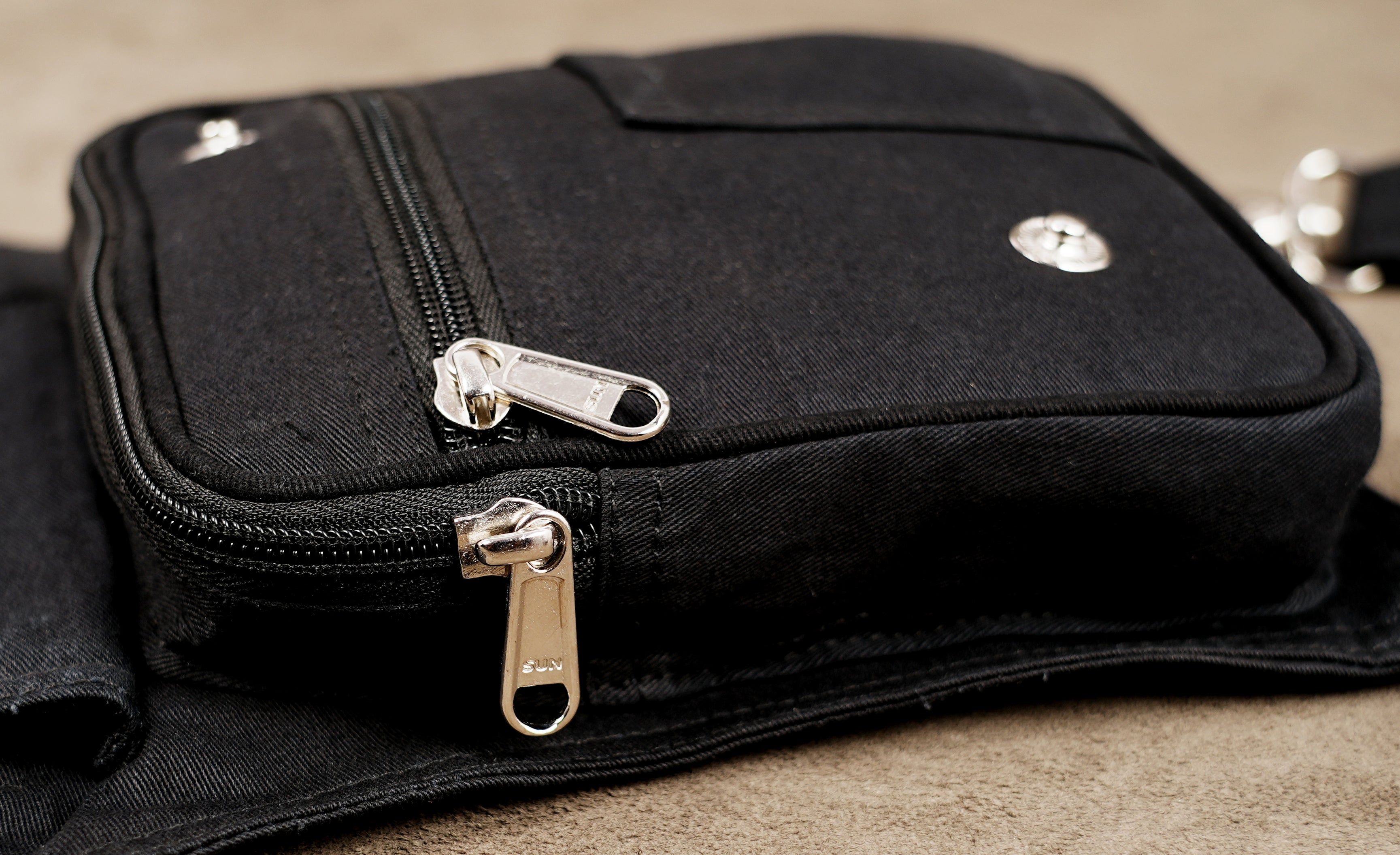 Hands-free cotton thigh bag with waist strap and metal buckle
