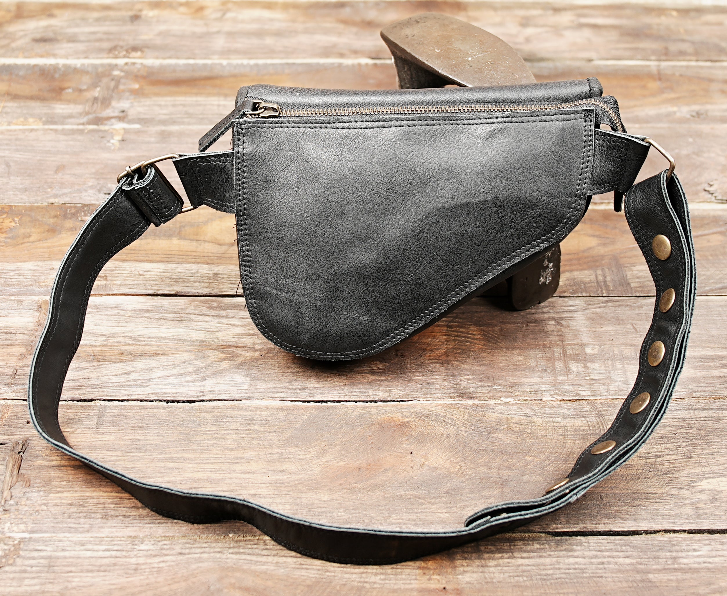 Leather waist pouch with gemstone for festivals and travel