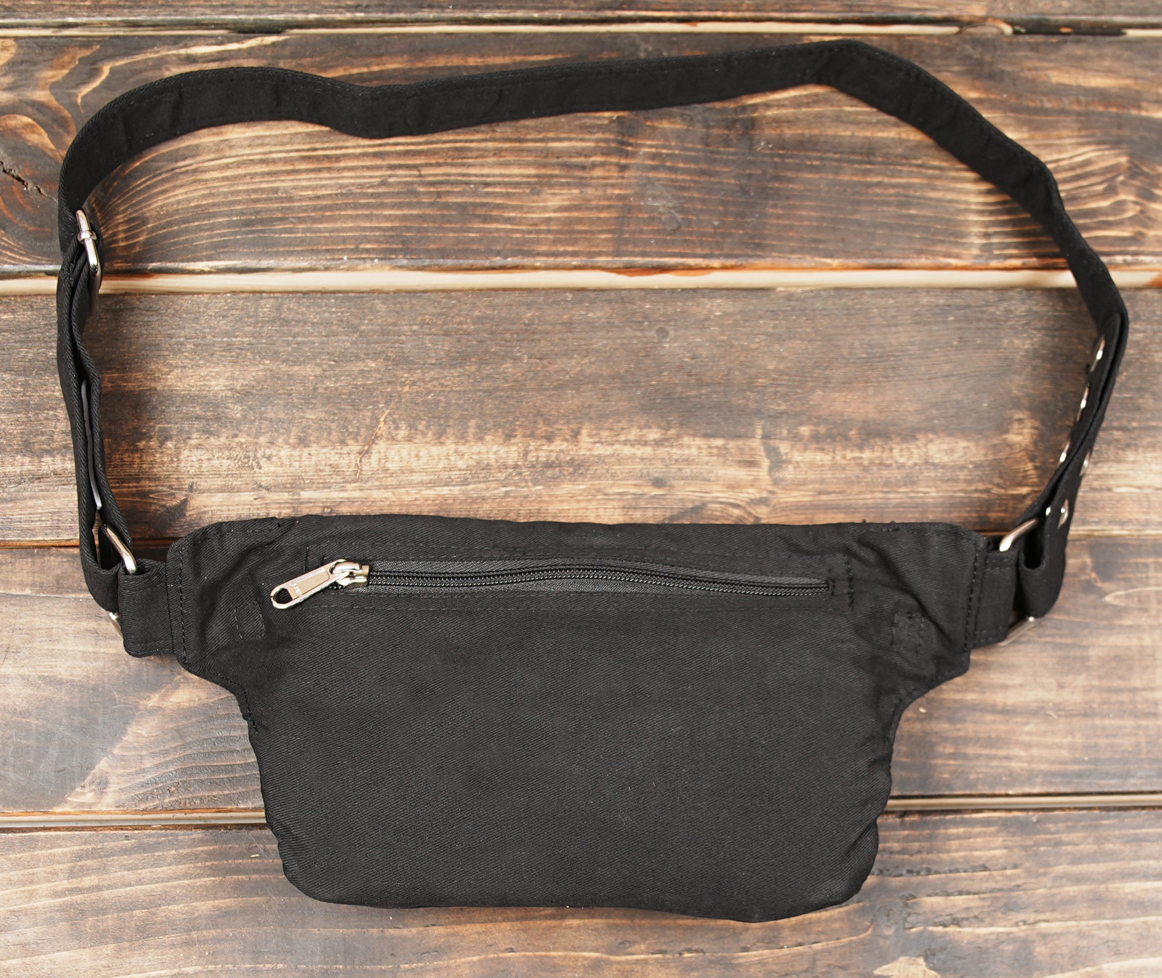Adjustable black hip bag for running and everyday wear