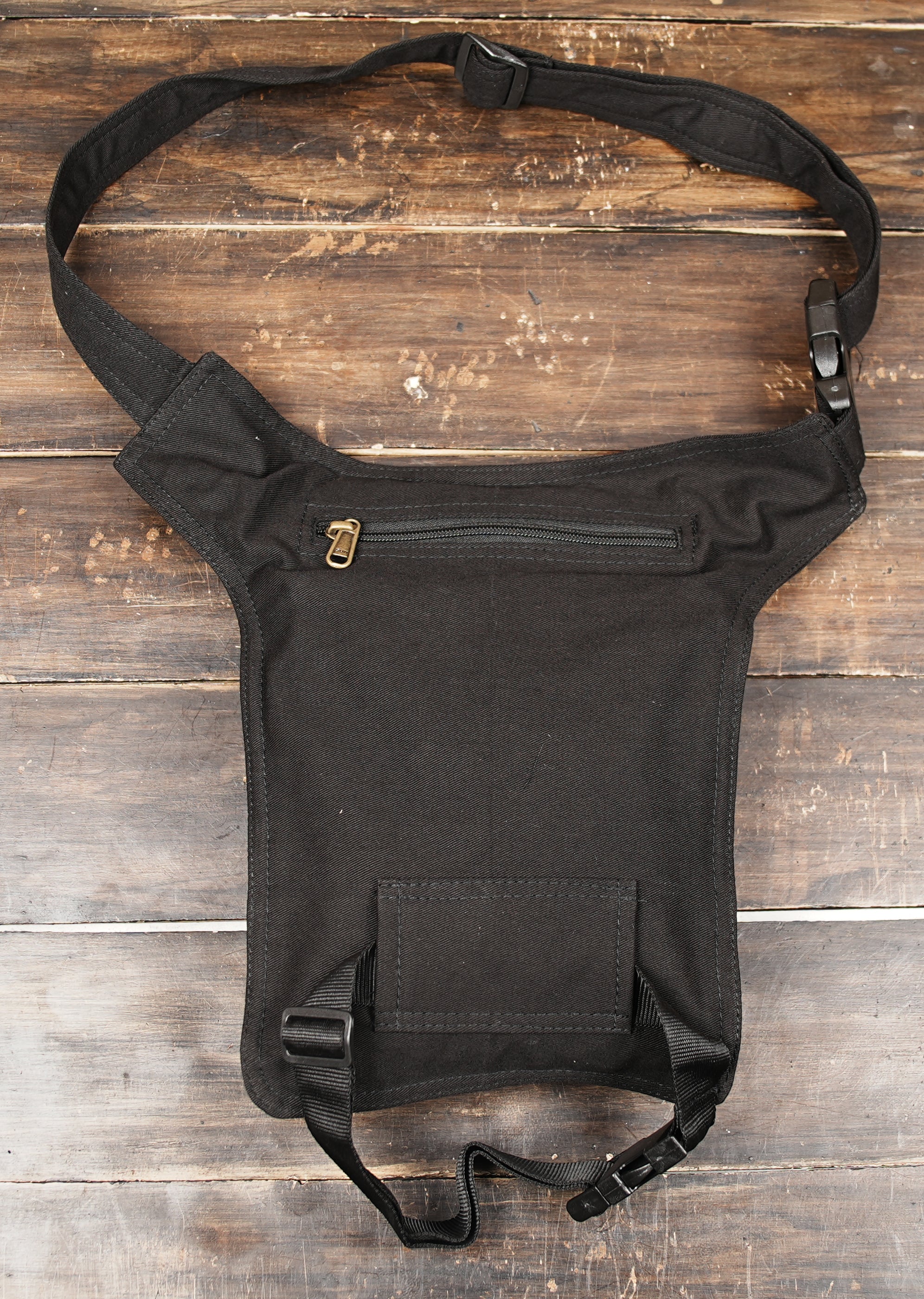 Lightweight yet sturdy, this thigh bag is a sustainable alternative to leather accessories and is perfect for those who prefer a vegan, eco-friendly option without compromising on fashion.