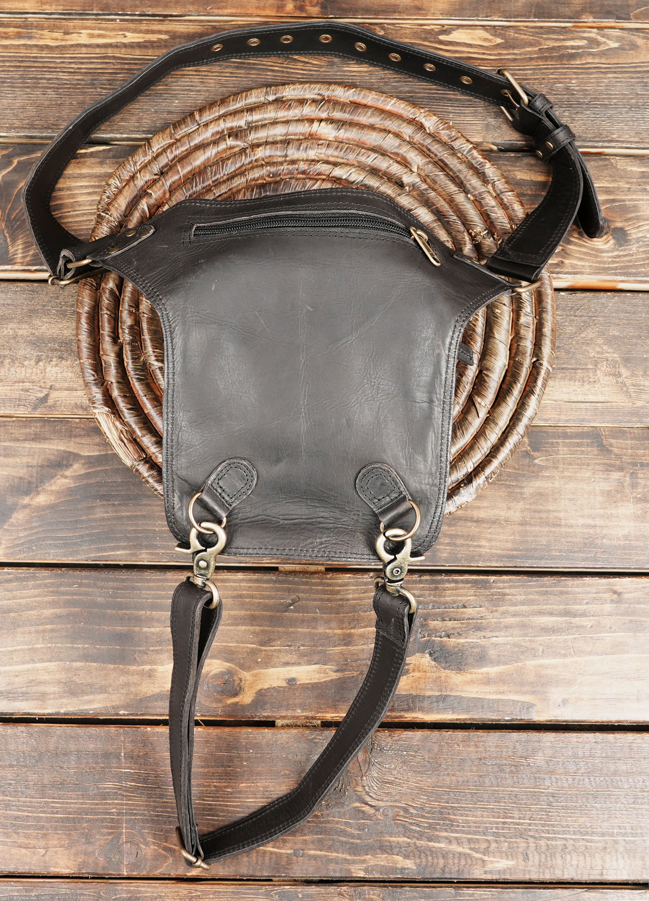 Adjustable leather leg bag with secure zipper pocket