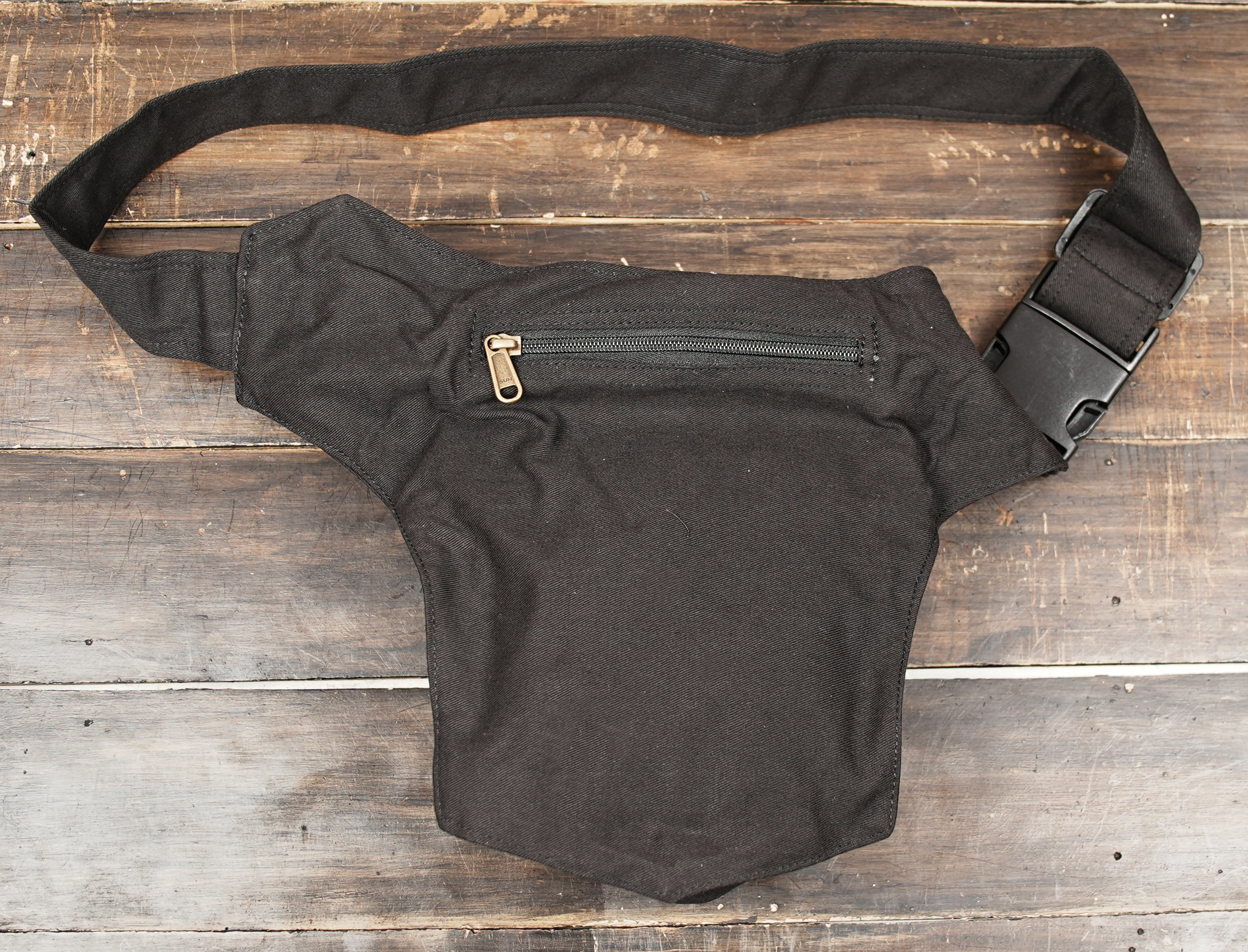 Unisex waist pouch with snap flap pocket and comfortable fit