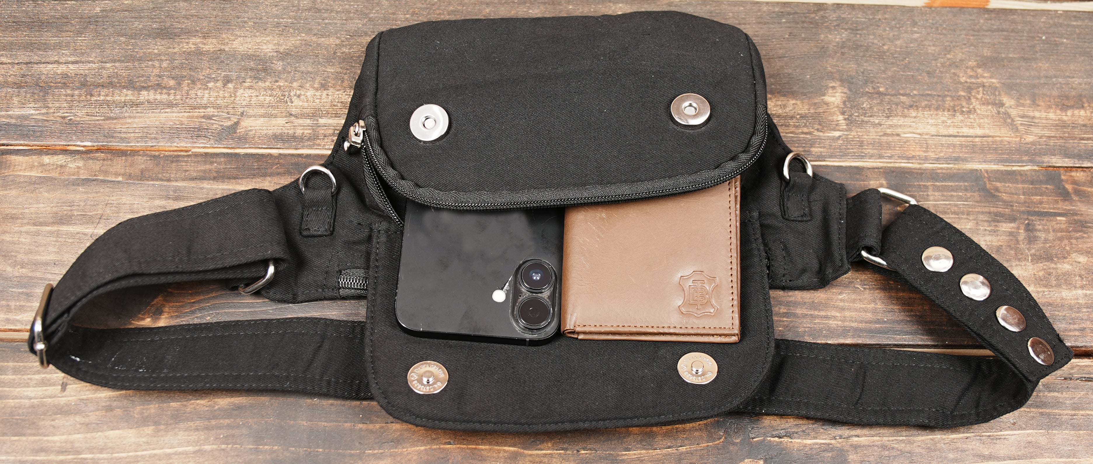 Black belt bag with clean design and zip closure