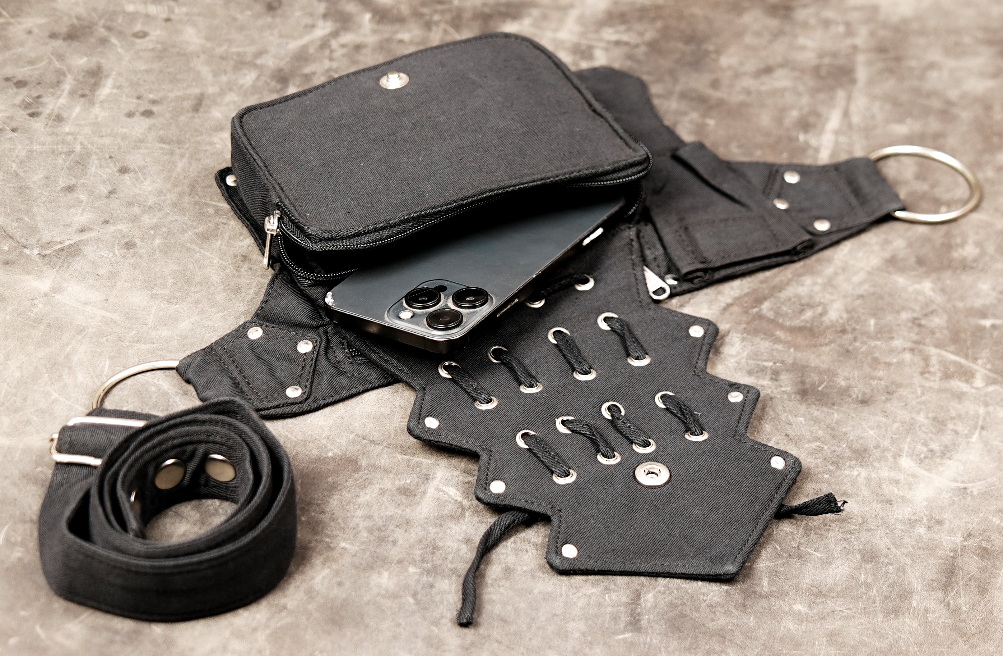 Men’s alternative fashion hip pack with multiple storage compartments.