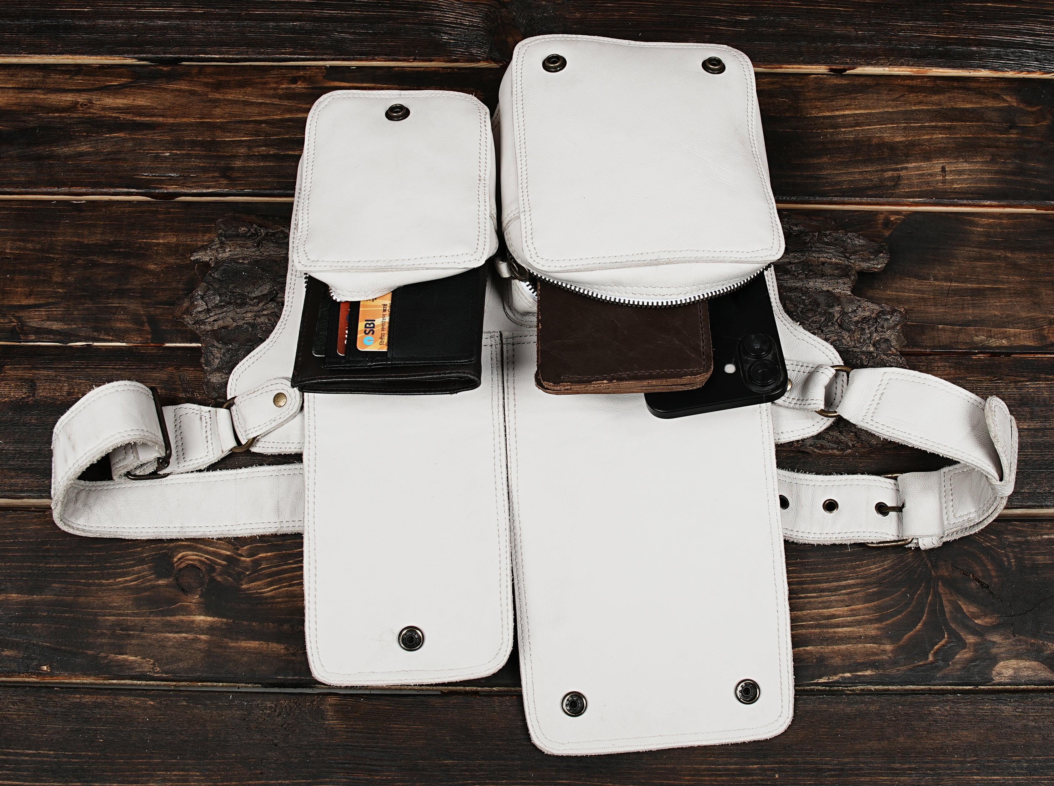 Travel waist bag in white leather with secure snaps