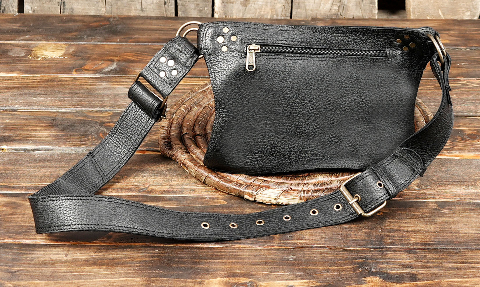 Unique gemstone centerpiece adds a touch of elegance