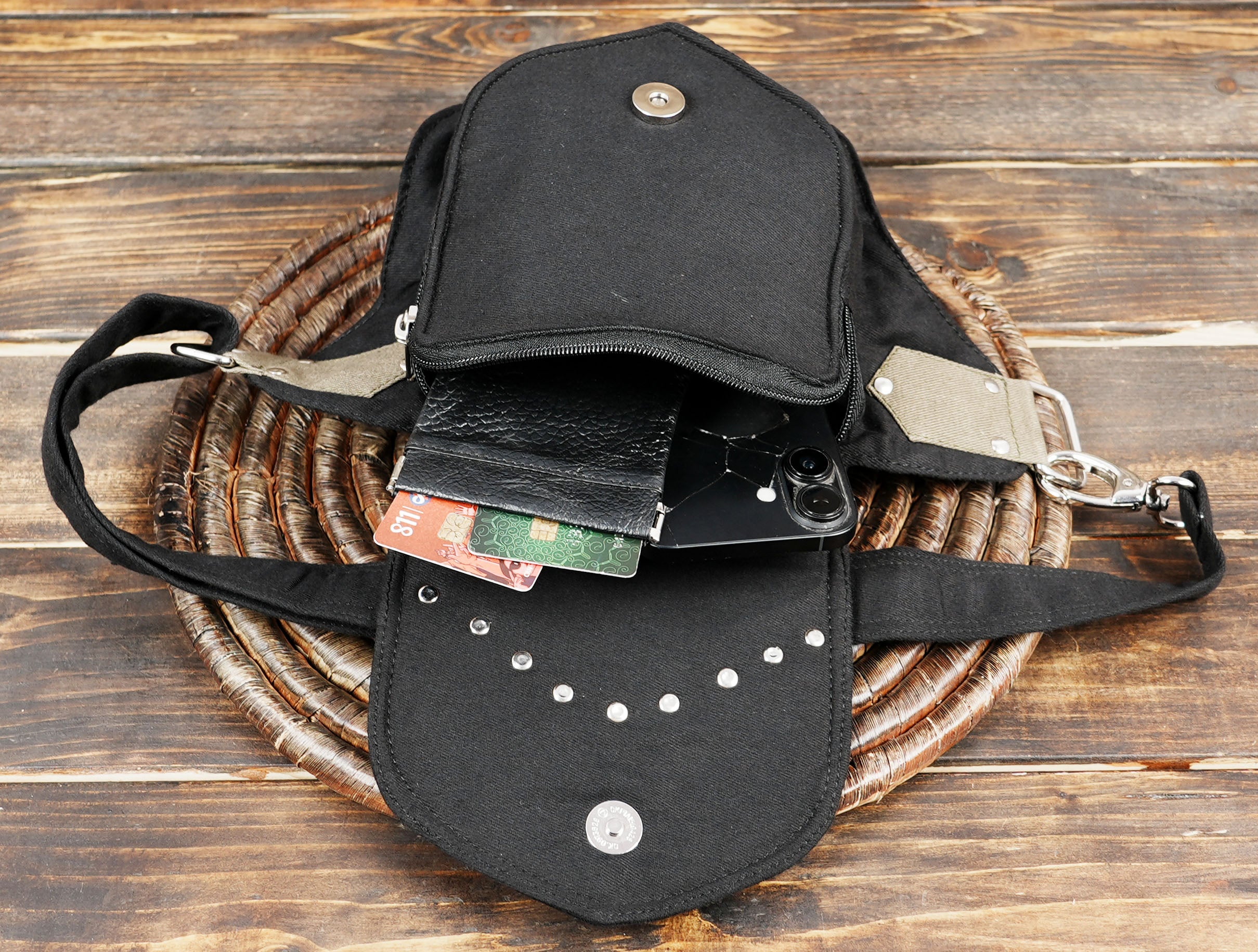 Sustainable cotton fanny pack, an eco-conscious alternative to standard bumbags.