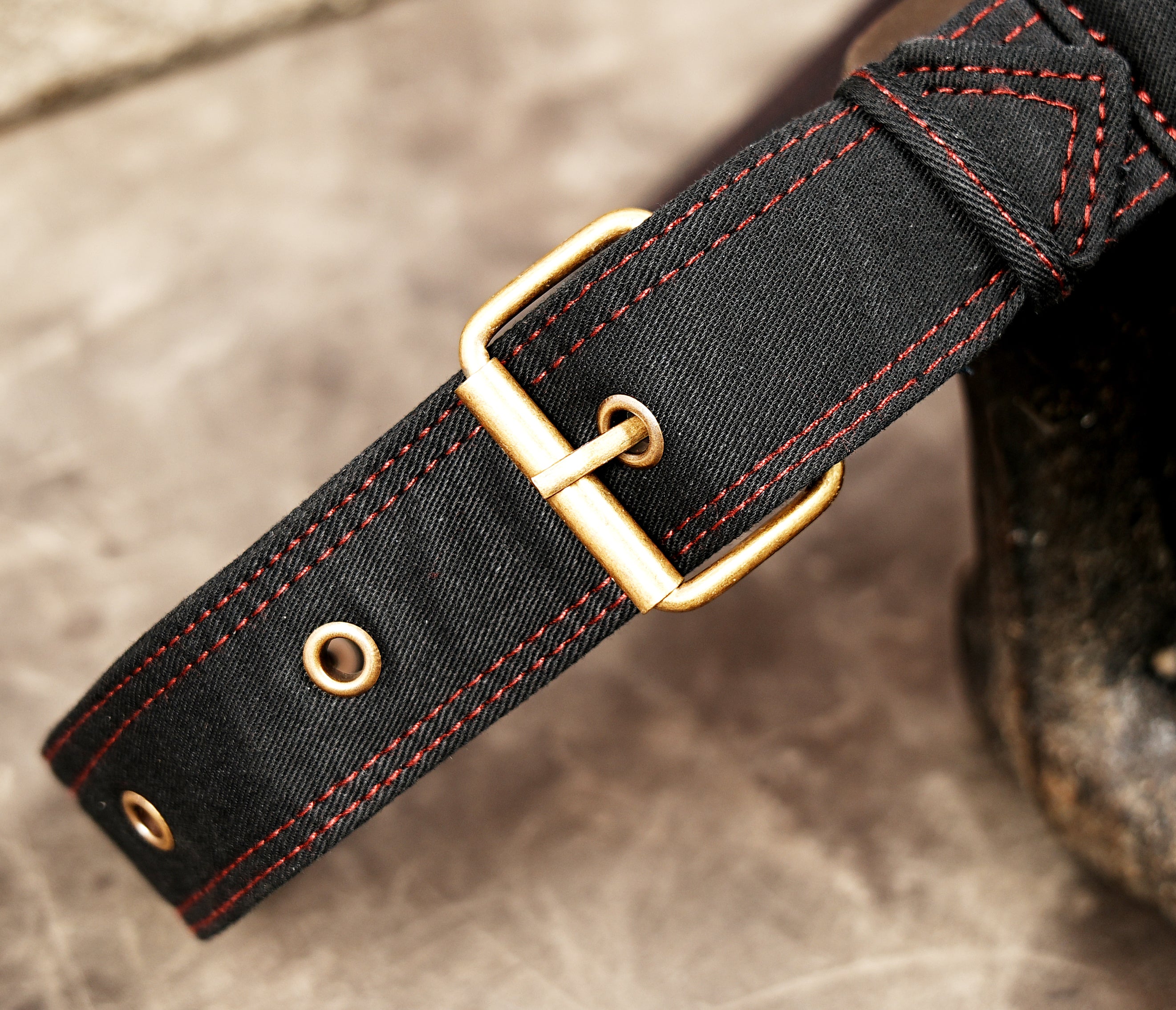 Hands-free travel money pouch in sturdy canvas with brass eyelet strap