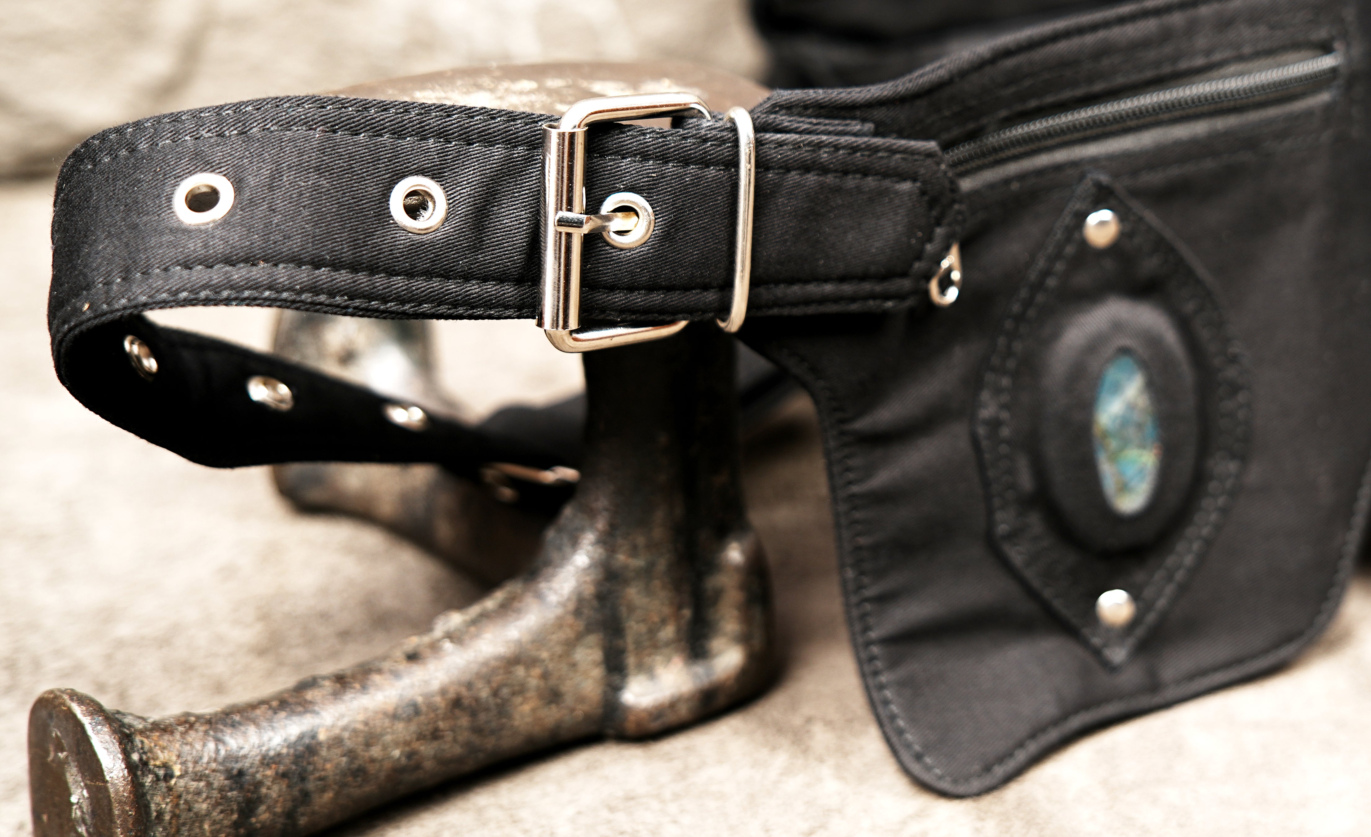 Versatile hands-free organizer belt with multiple secure cargo pockets.