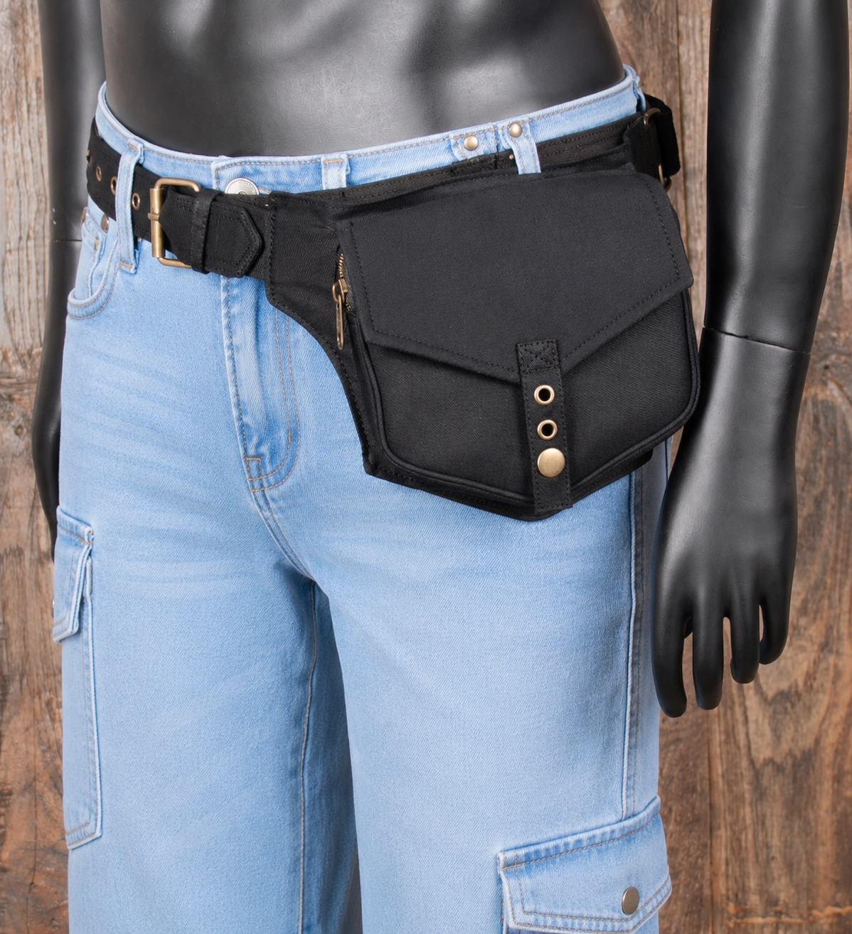 Travel waist pack with secure closure and adjustable fit