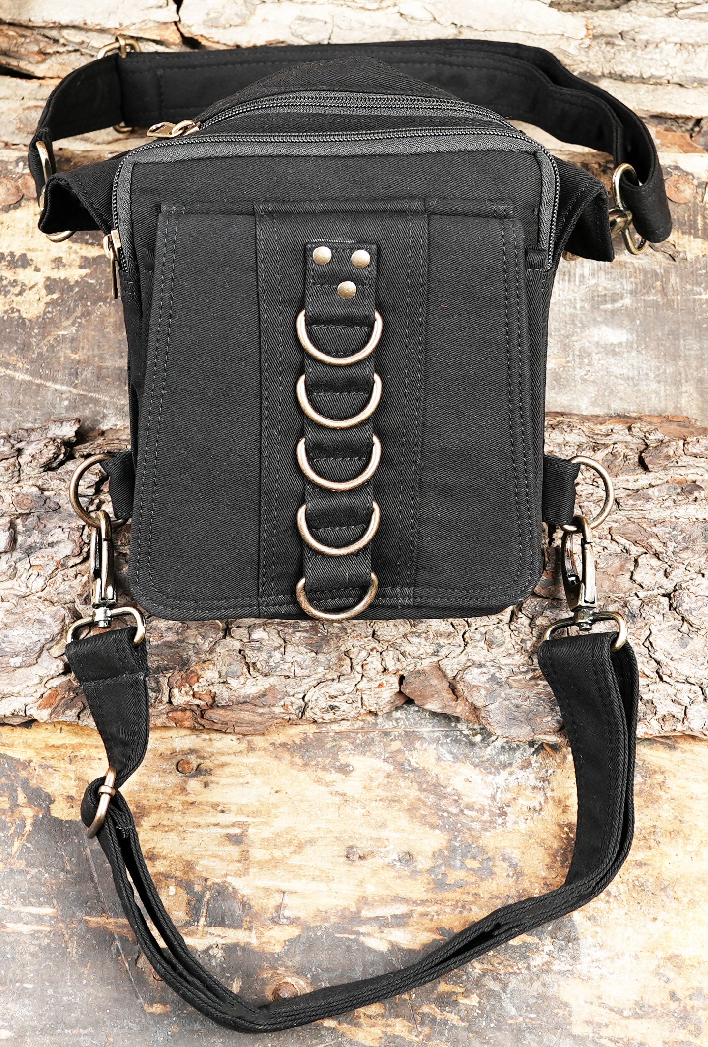 Gothic fashion pouch with vertical D-ring column