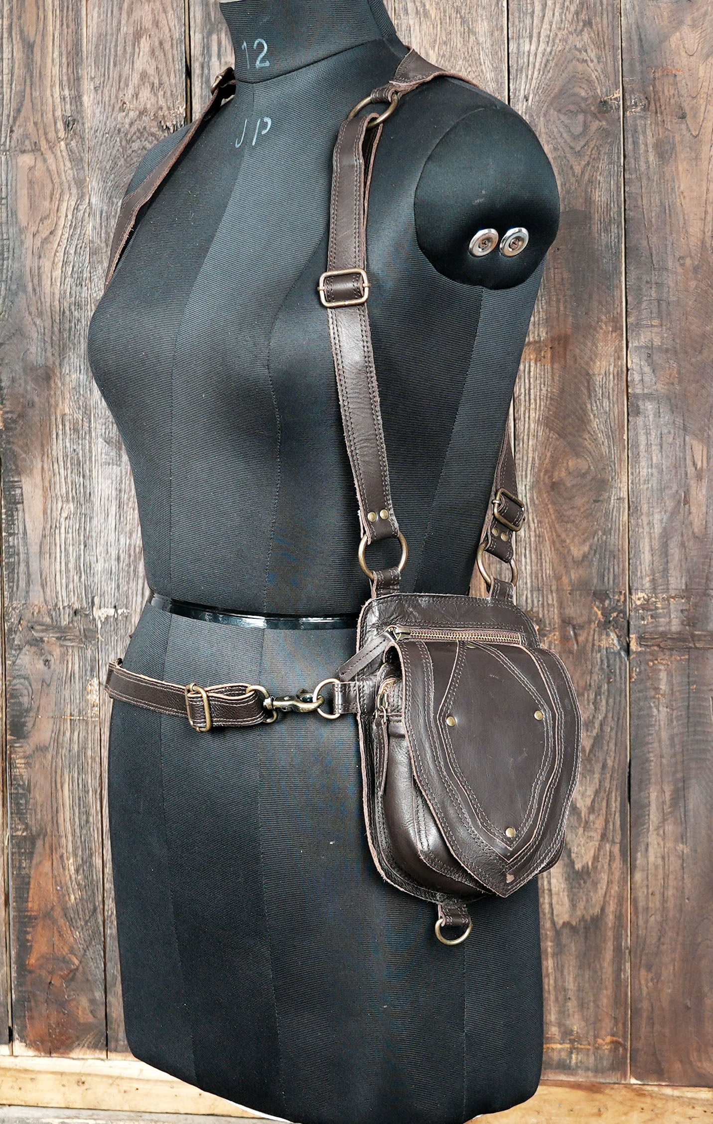 Unisex design, suitable for both men and women