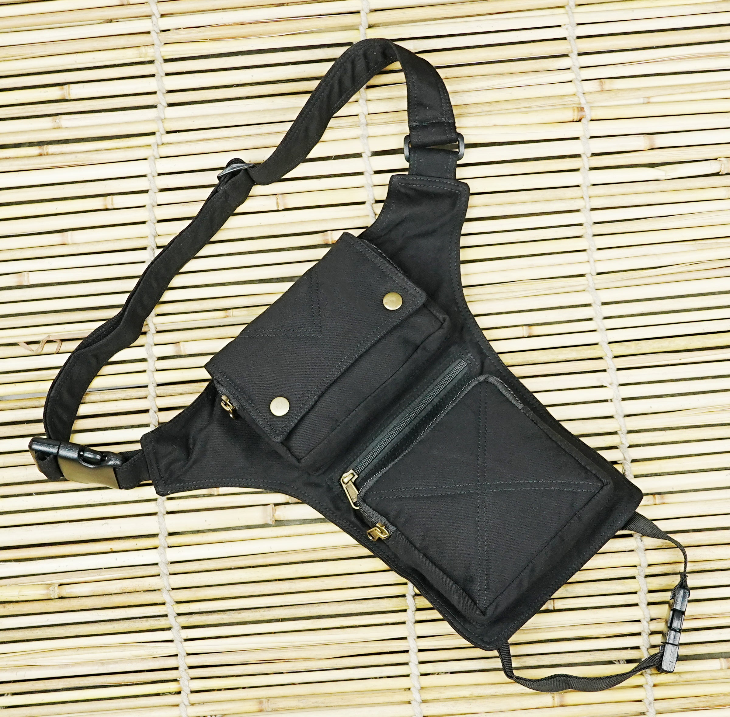 Men's drop leg utility bag for hiking and travel