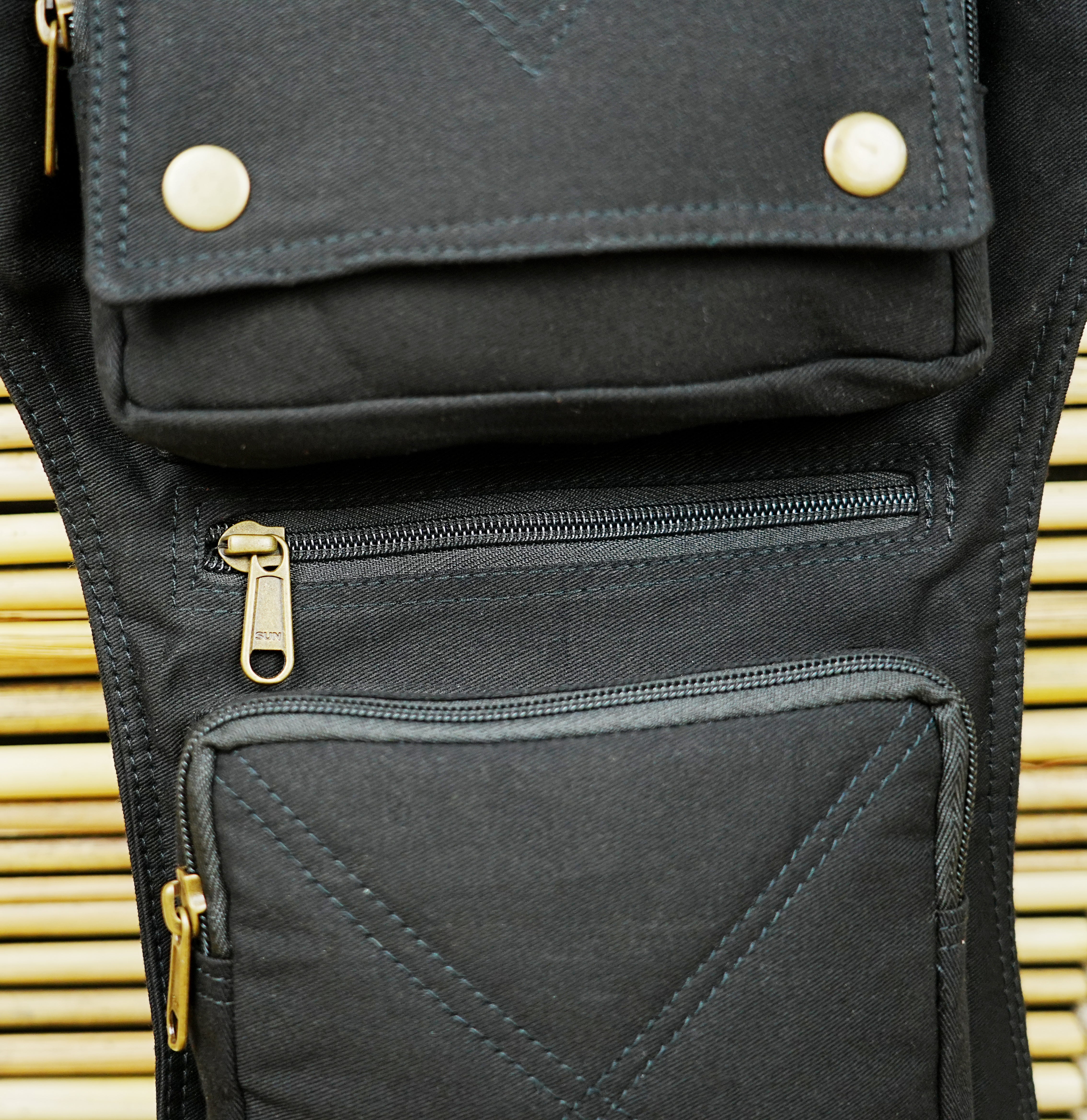 Adjustable drop leg pouch with buckle closure
