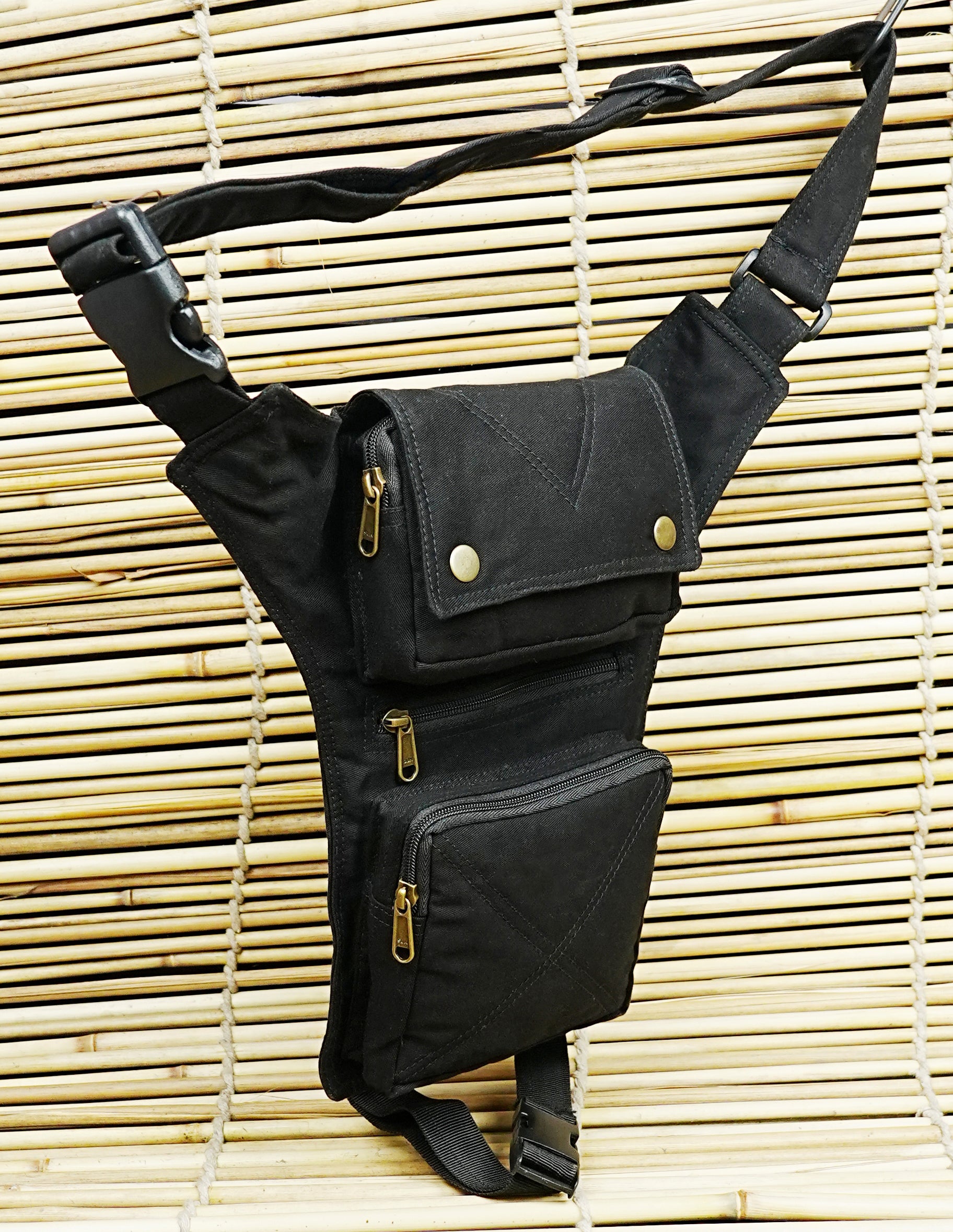 Hands free hip bag with buckle waist strap