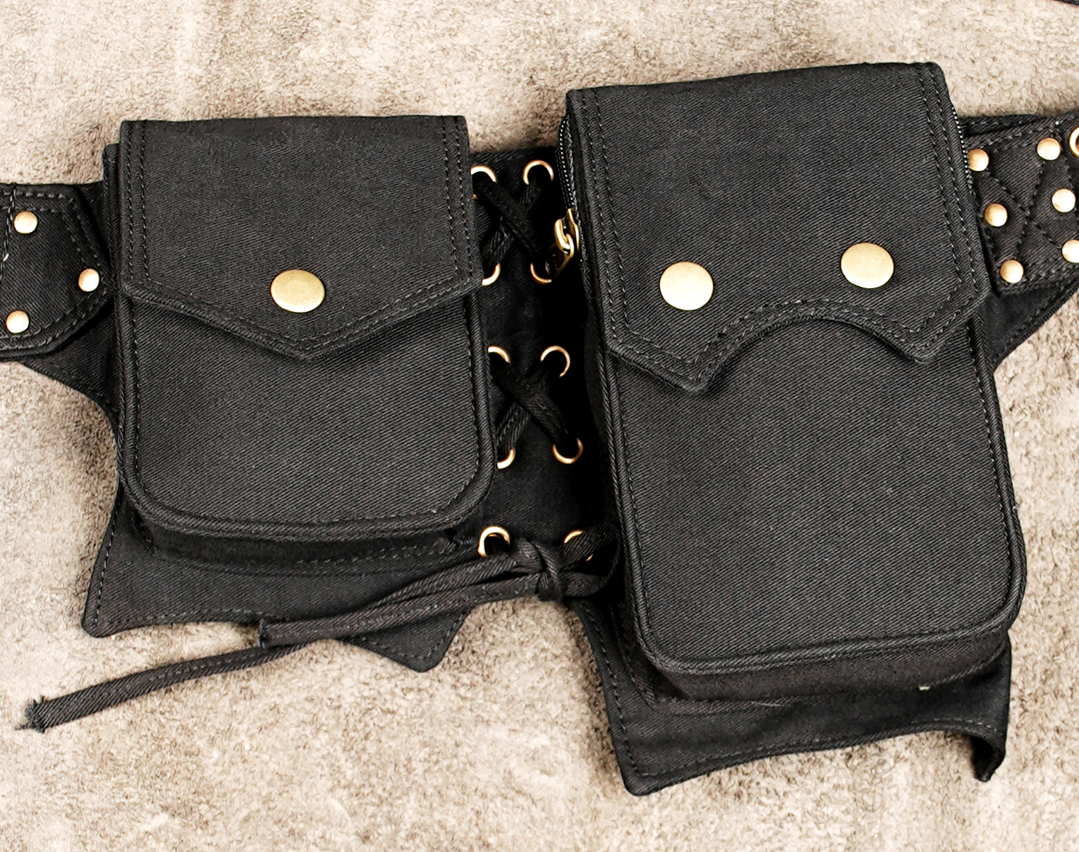 Cotton waist belt featuring several practical pocket pouches, adjustable strap, buckle and metal eyelets