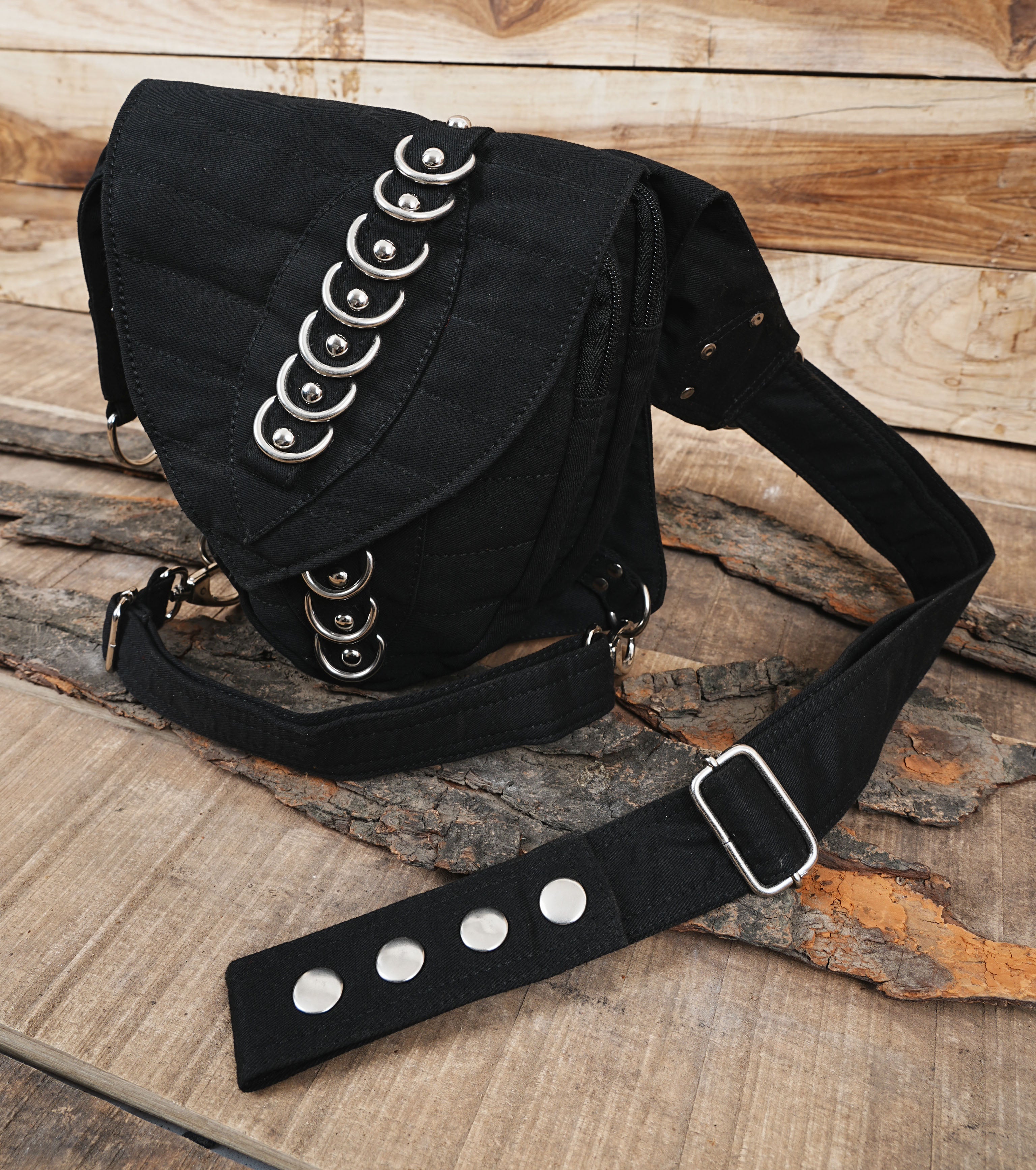 Waist pouch with thigh belt and nickel silver details