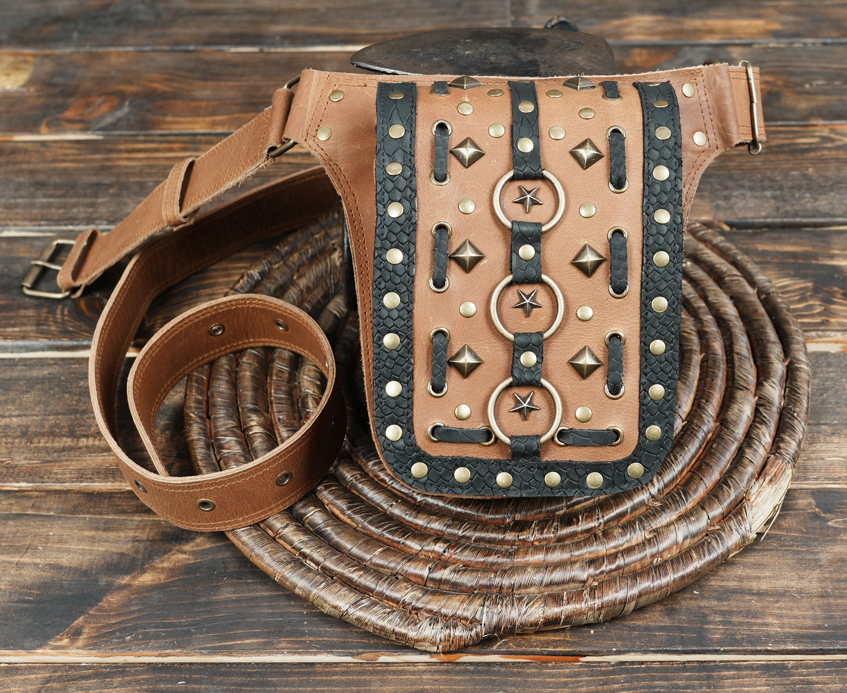 Adjustable unisex waist belt suitable for daily wear or events.