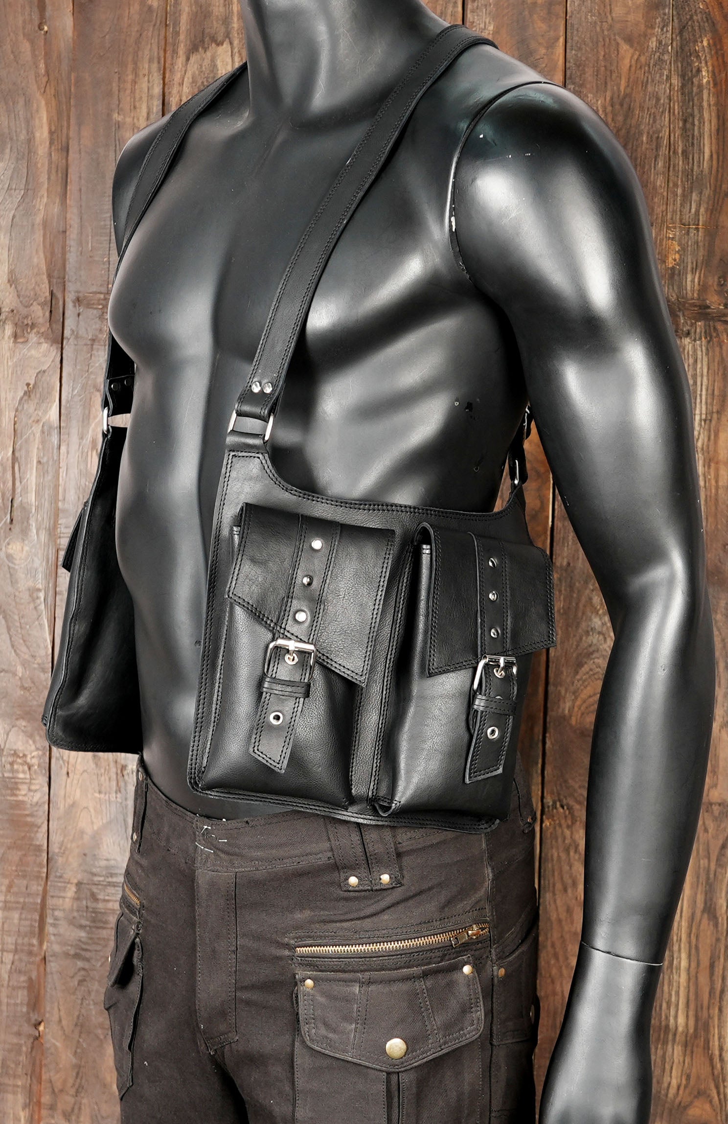 Large capacity leather holster perfect for outdoor or urban wear