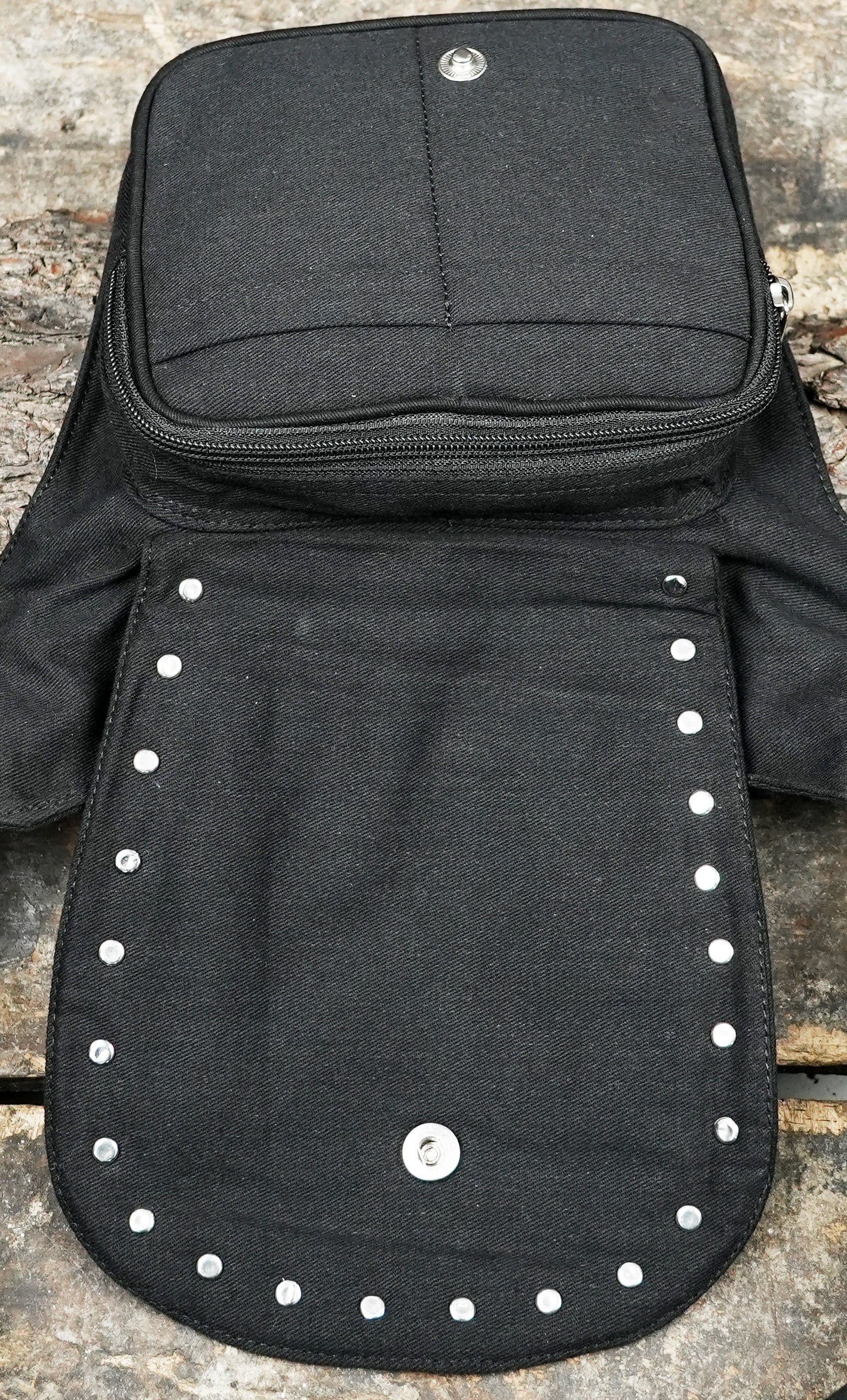 adjustable hip belt bag for travel, festivals, and hands-free convenience.