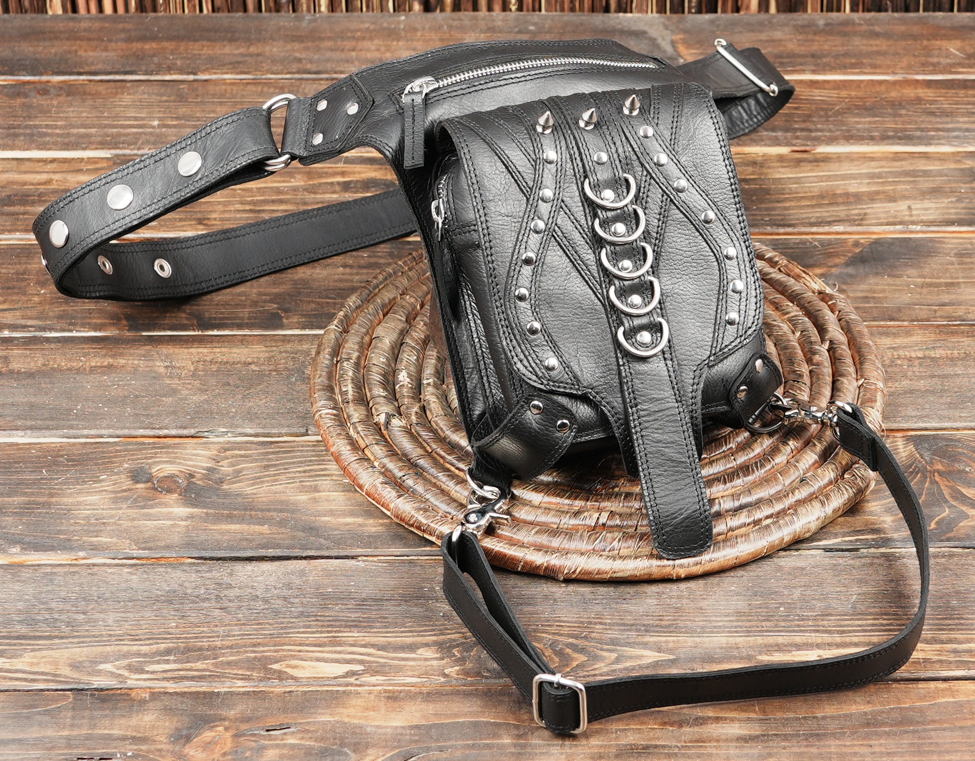 Stylish black leather thigh strap belt for fashion wear