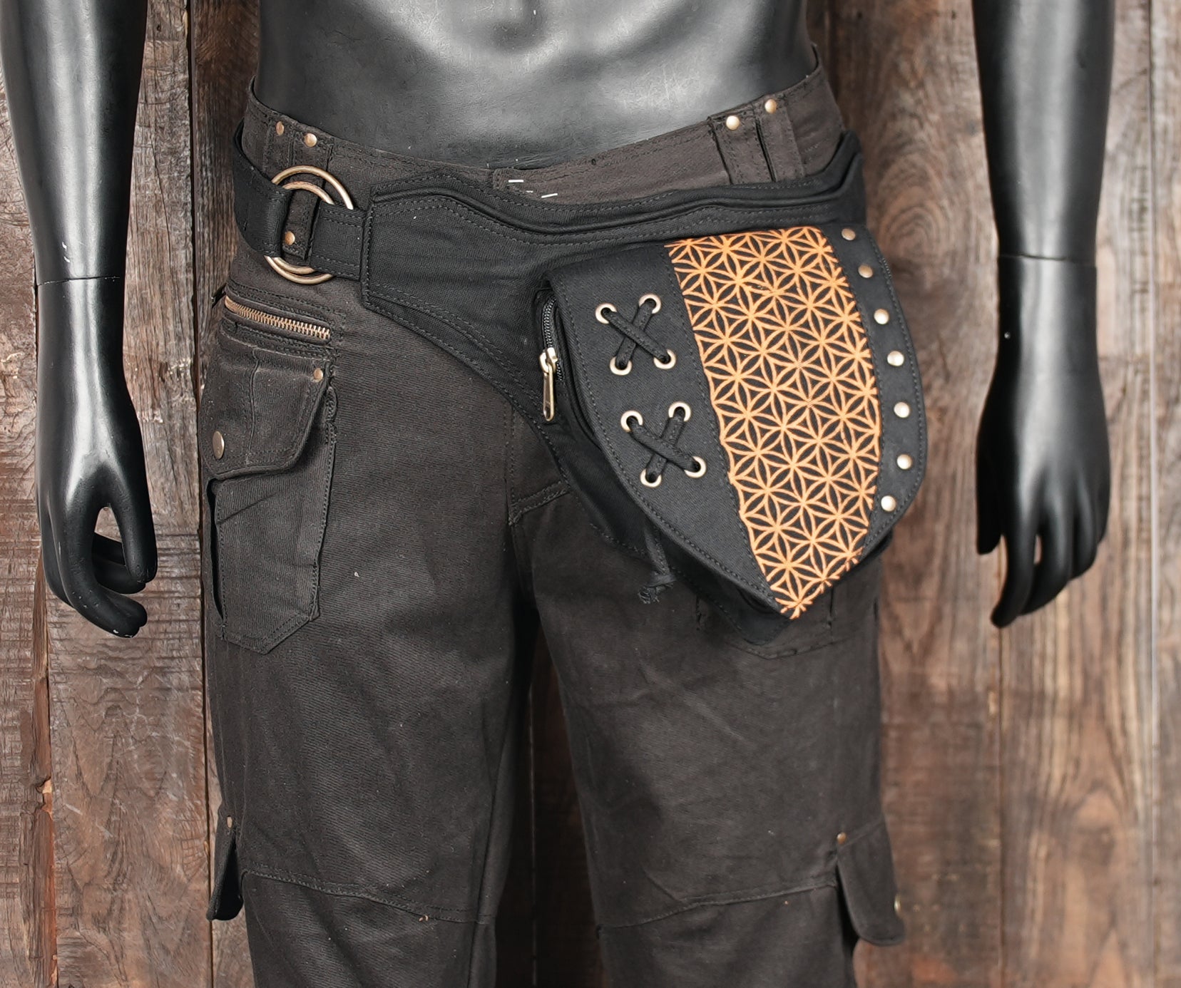 Utility belt ~ Pocket Belt ~ Festival and travel bag ~ 5 pockets ~ Adjustable ~ Strong brass snap fastener ~ Black cotton 