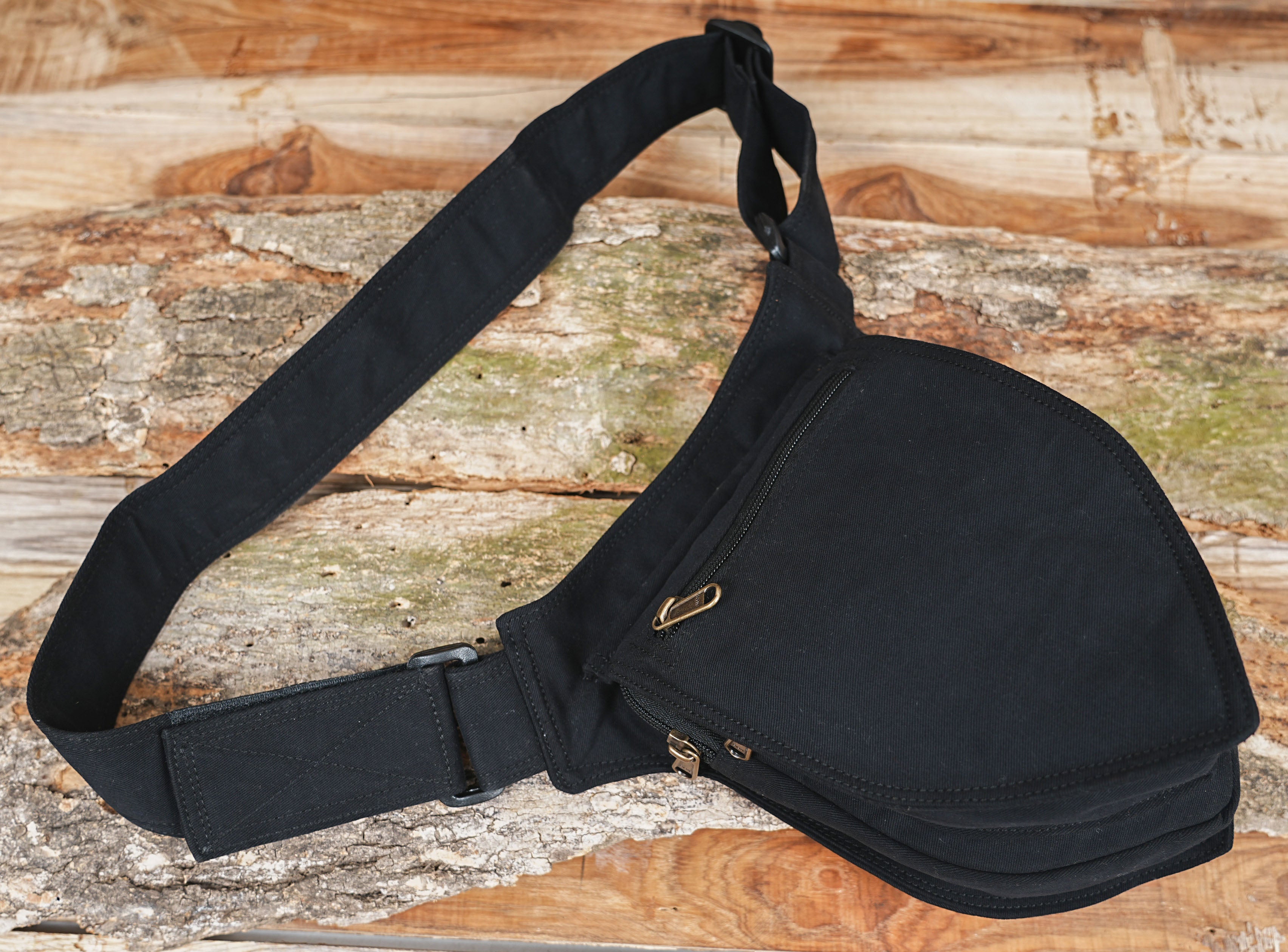 Adjustable utility belt with single zippered pocket