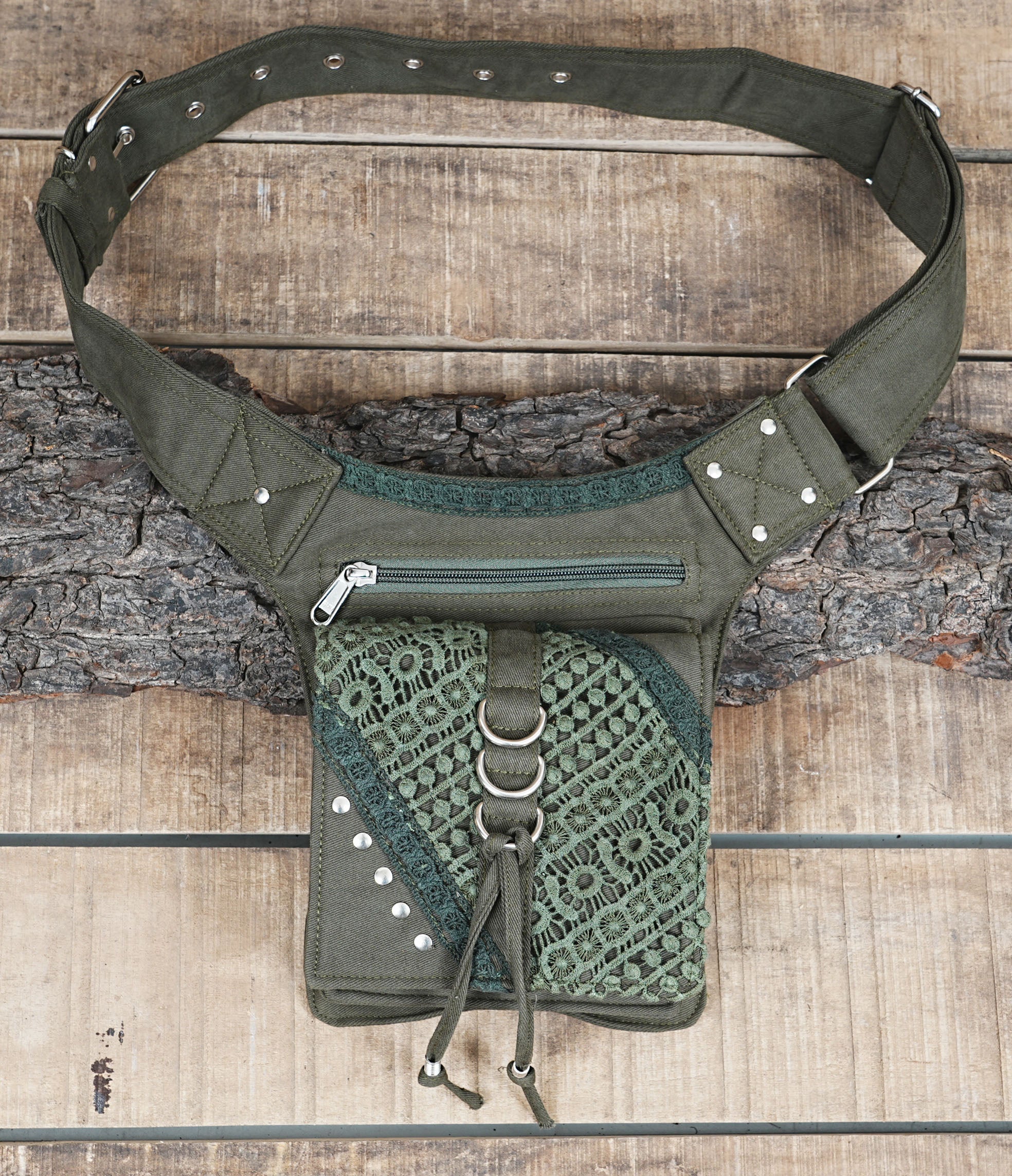 Europe/UK: Detailed image of a practical bumbag with mesh texture and metal fixtures on a beige wooden background.
