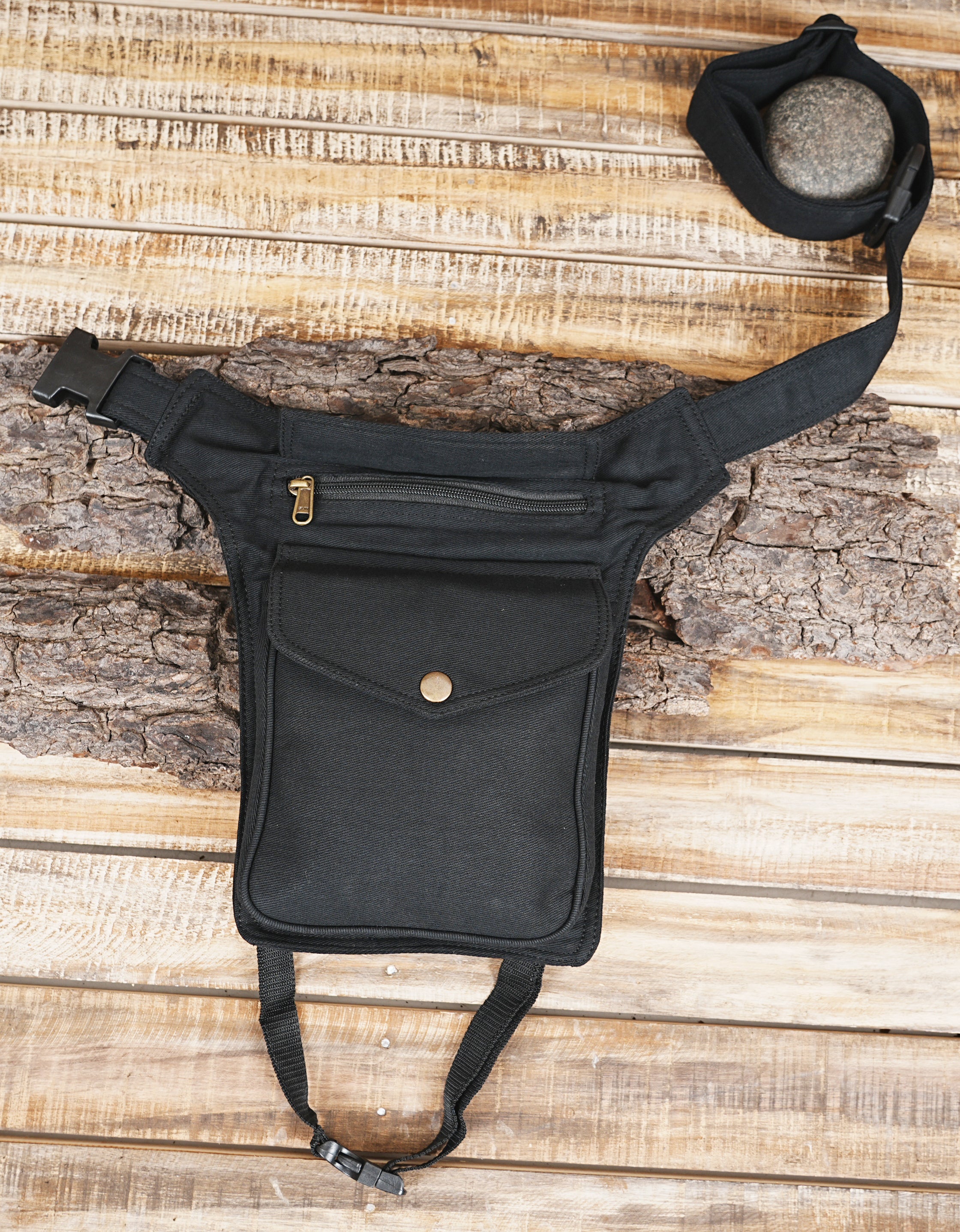 Tactical thigh bag with brass snap closure